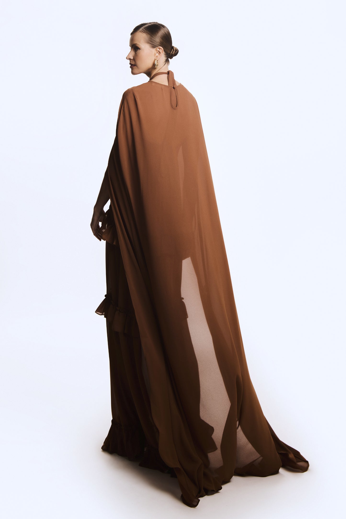 CAPA ALONGADA COM FLUIDEZ MARROM CANELA