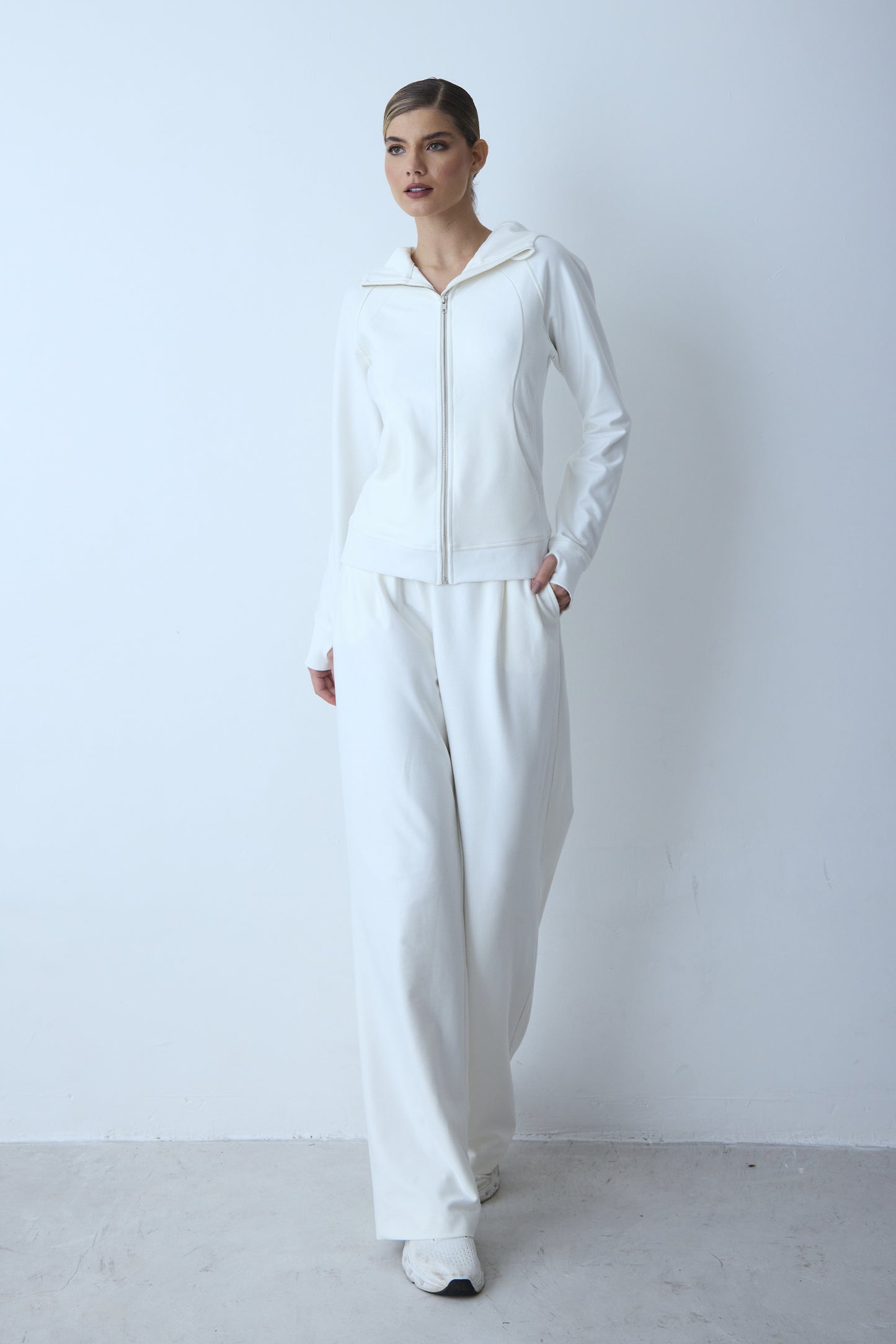 CASACO MANGA LONGA COM CAPUZ E ZIPER DE METAL OFF WHITE