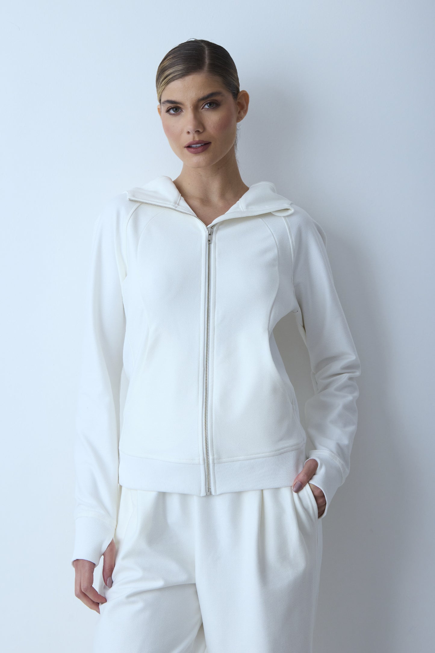 CASACO MANGA LONGA COM CAPUZ E ZIPER DE METAL OFF WHITE