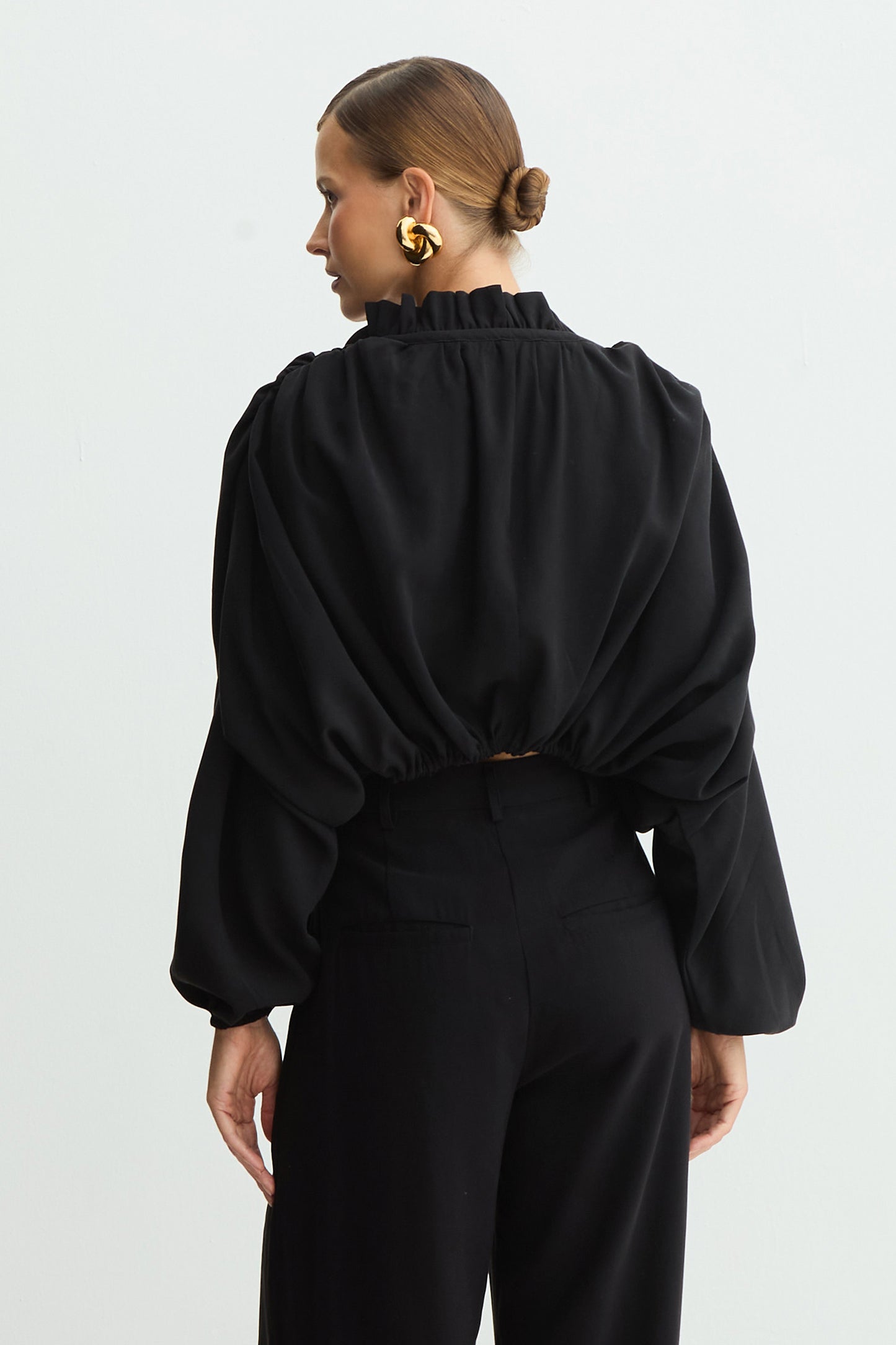 BLUSA MANGA LONGA CAIMENTO BUFANTE CORPO E MANGAS PRETO