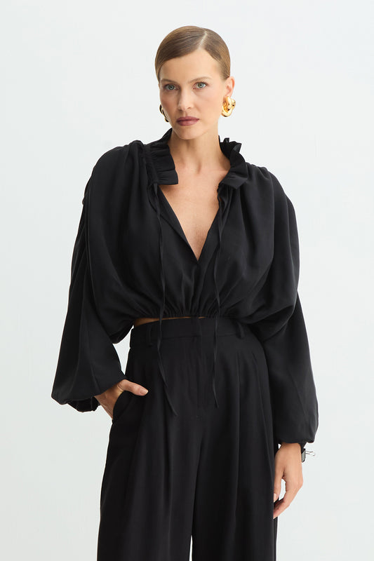 BLUSA MANGA LONGA CAIMENTO BUFANTE CORPO E MANGAS PRETO