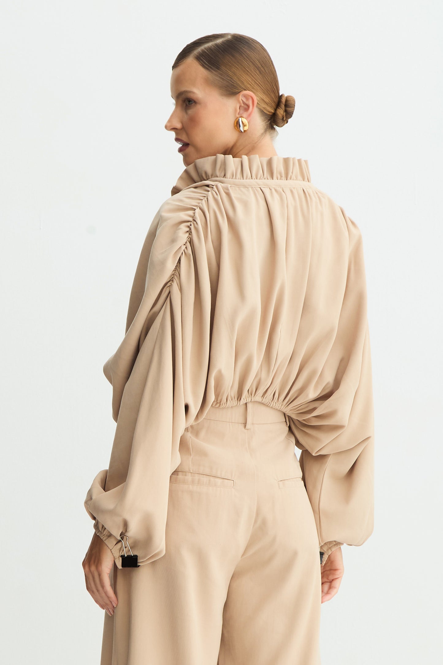 BLUSA MANGA LONGA CAIMENTO BUFANTE CORPO E MANGAS KAKI CLARO
