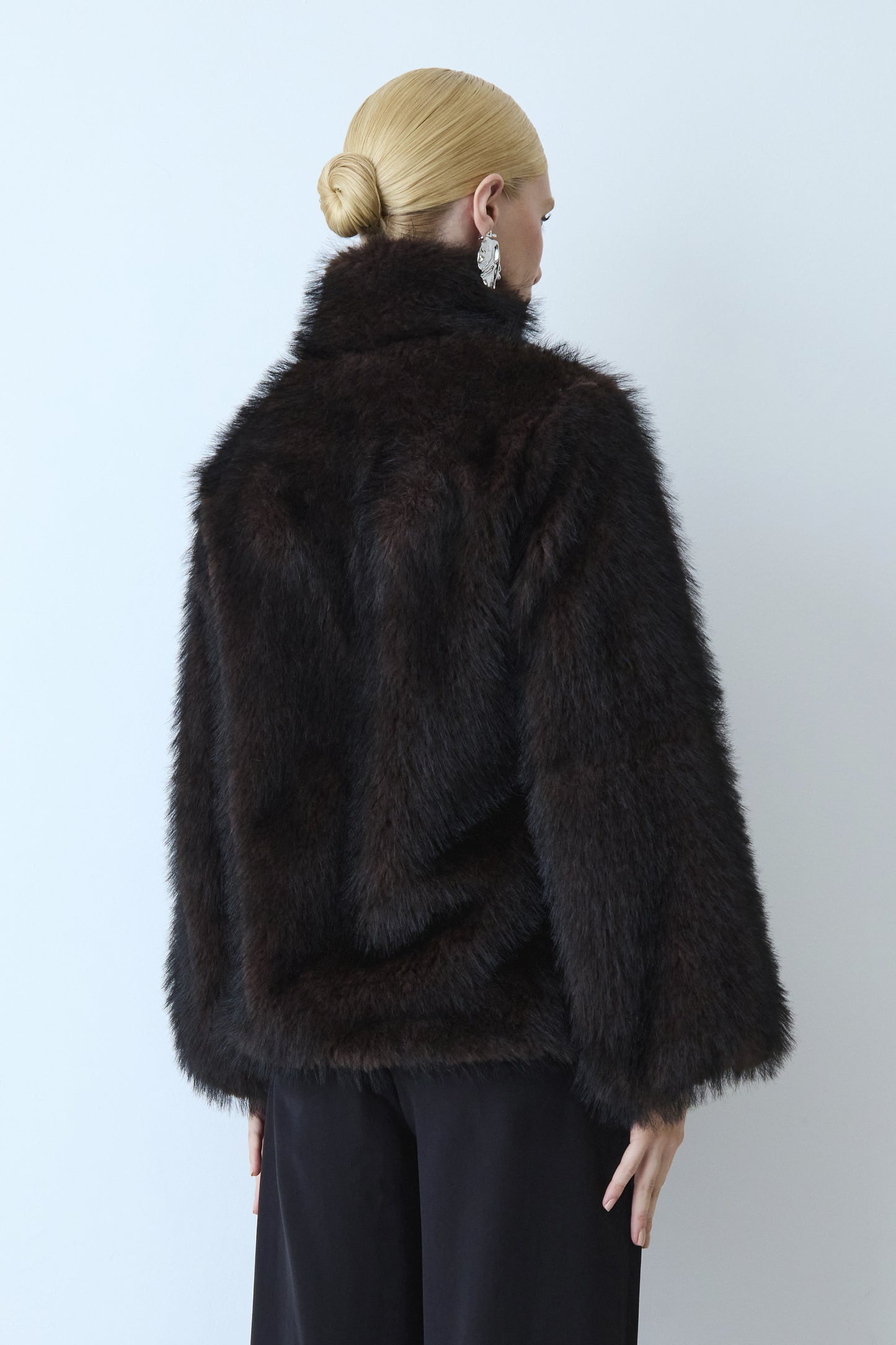 CASACO MANGA LONGA GOLA ALTA MANGA AMPLA DE PELO MARROM