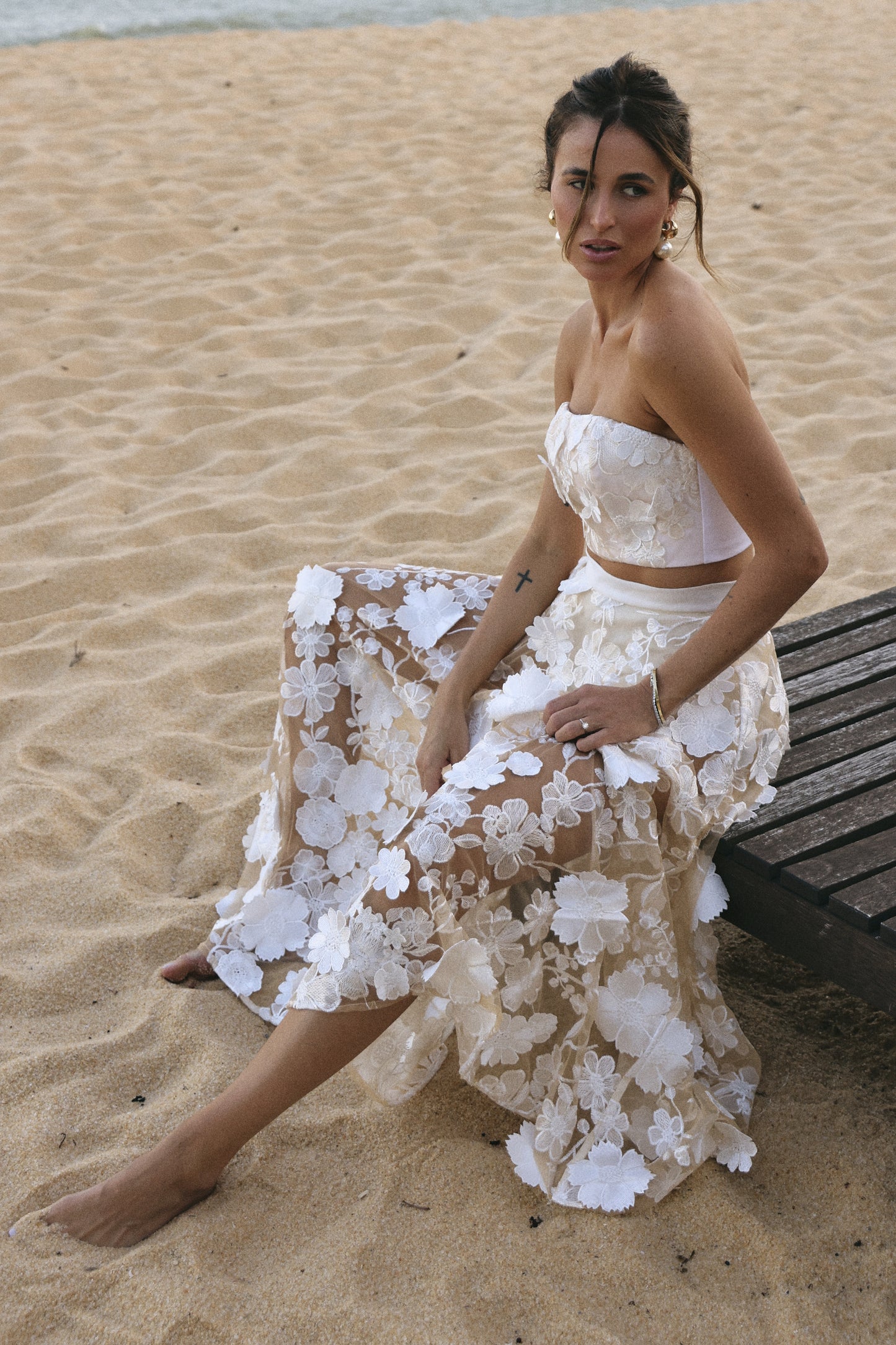 CROPPED TOMARA QUE CAIA COM SOBREPOSICAO DE TULE BORDADO OFF WHITE