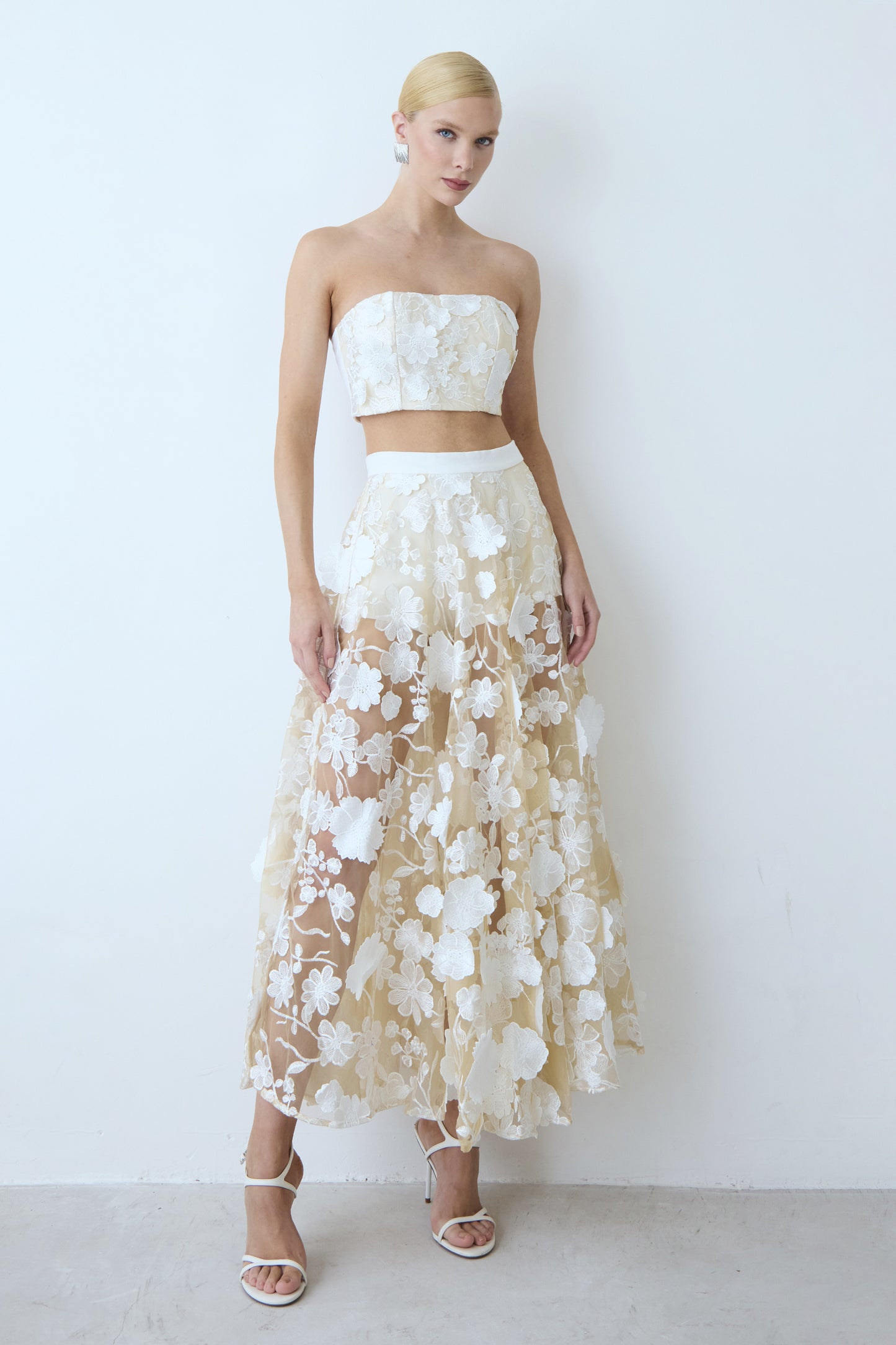CROPPED TOMARA QUE CAIA COM SOBREPOSICAO DE TULE BORDADO OFF WHITE
