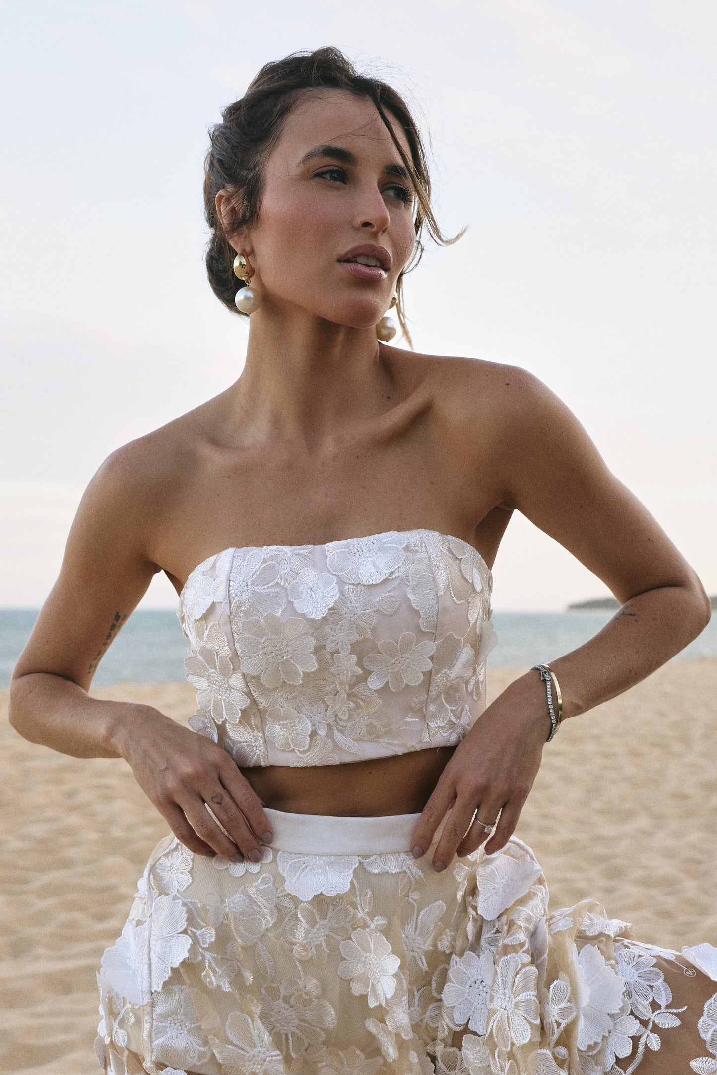 CROPPED TOMARA QUE CAIA COM SOBREPOSICAO DE TULE BORDADO OFF WHITE