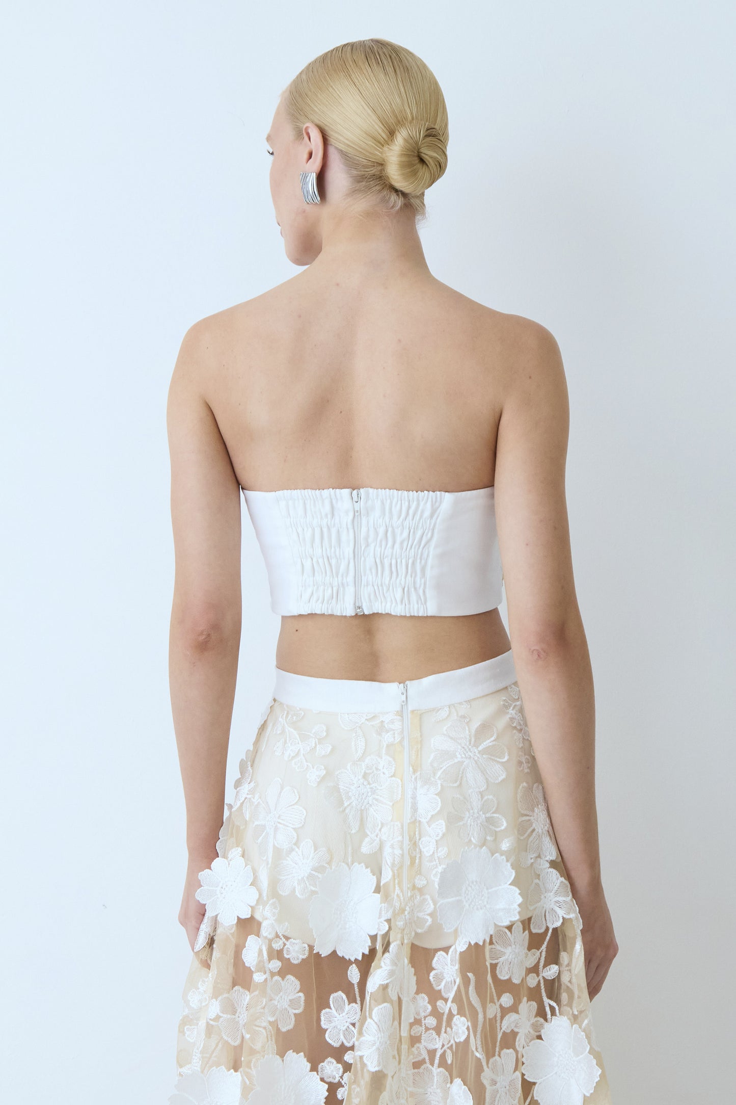 CROPPED TOMARA QUE CAIA COM SOBREPOSICAO DE TULE BORDADO OFF WHITE