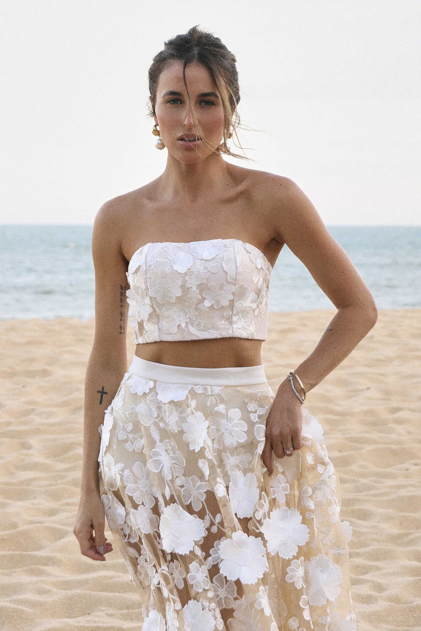 CROPPED TOMARA QUE CAIA COM SOBREPOSICAO DE TULE BORDADO OFF WHITE