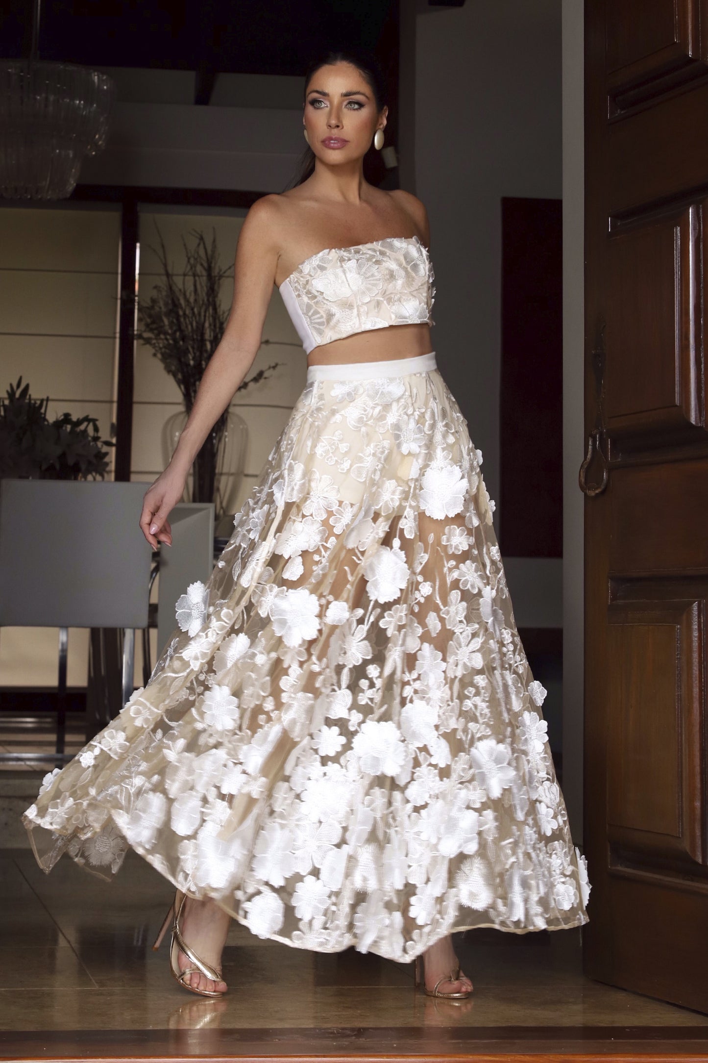CROPPED TOMARA QUE CAIA COM SOBREPOSICAO DE TULE BORDADO OFF WHITE