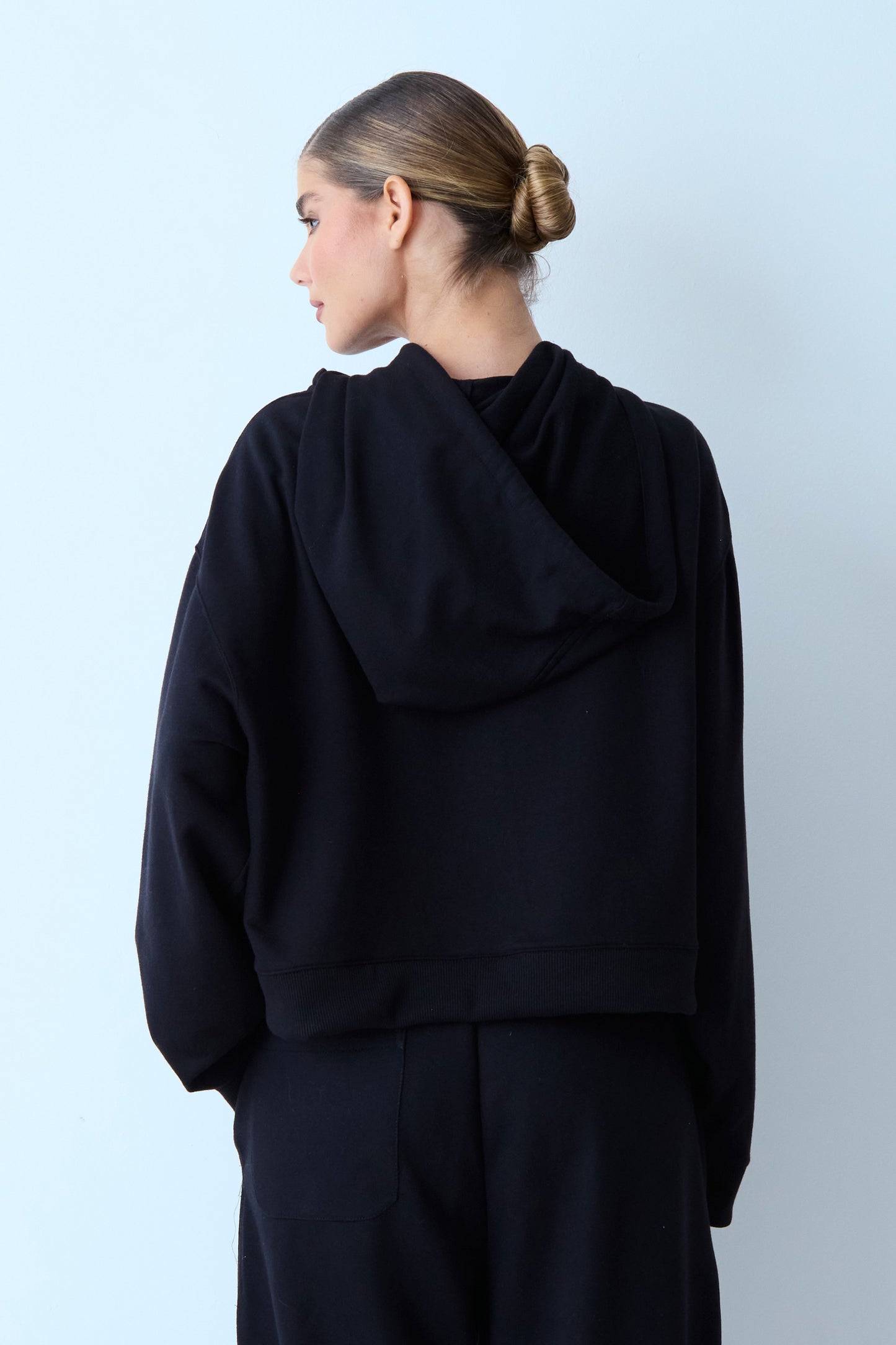 BLUSA MANGA LONGA MOLETOM COM CORDAO E CAPUZ PRETO