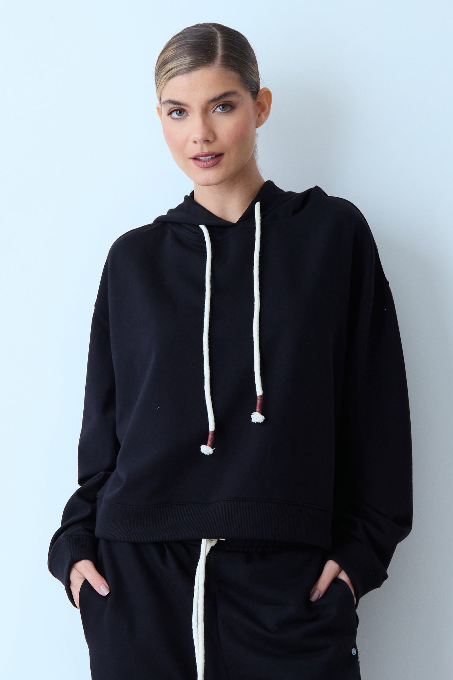 BLUSA MANGA LONGA MOLETOM COM CORDAO E CAPUZ PRETO