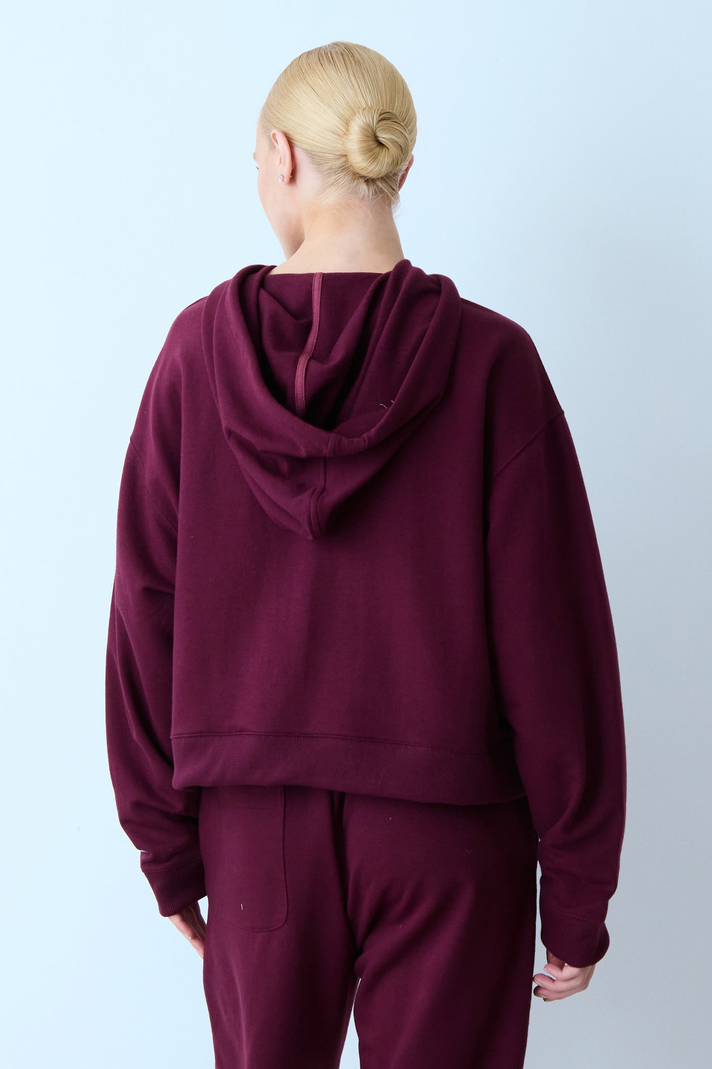 BLUSA MANGA LONGA MOLETOM COM CORDAO E CAPUZ VINHO