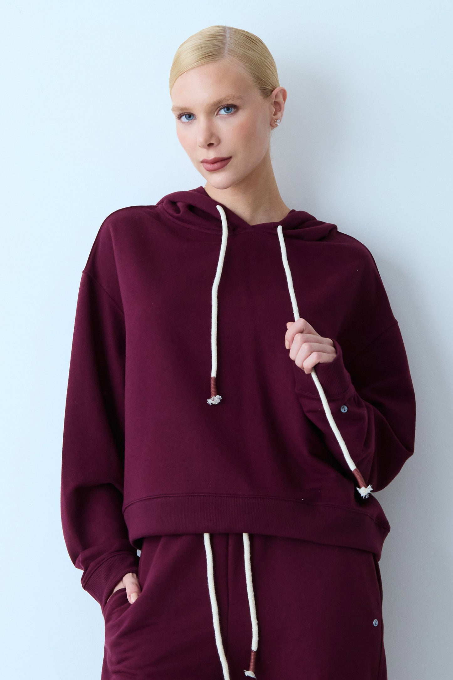 BLUSA MANGA LONGA MOLETOM COM CORDAO E CAPUZ VINHO