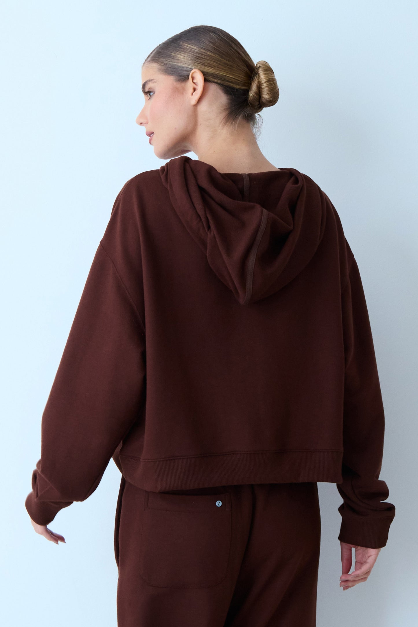 BLUSA MANGA LONGA MOLETOM COM CORDAO E CAPUZ MARROM