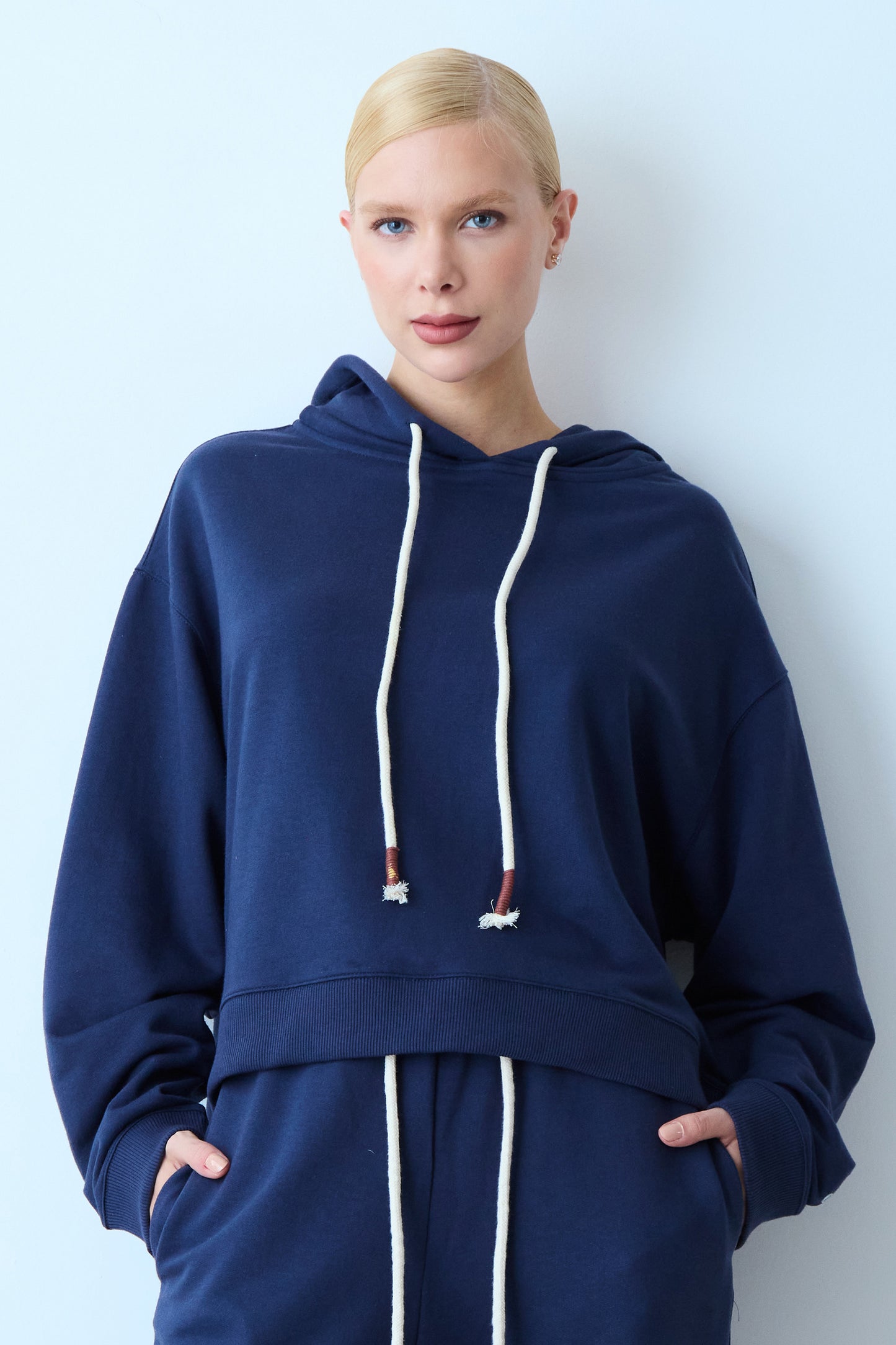 BLUSA MANGA LONGA MOLETOM COM CORDAO E CAPUZ AZUL MARINHO