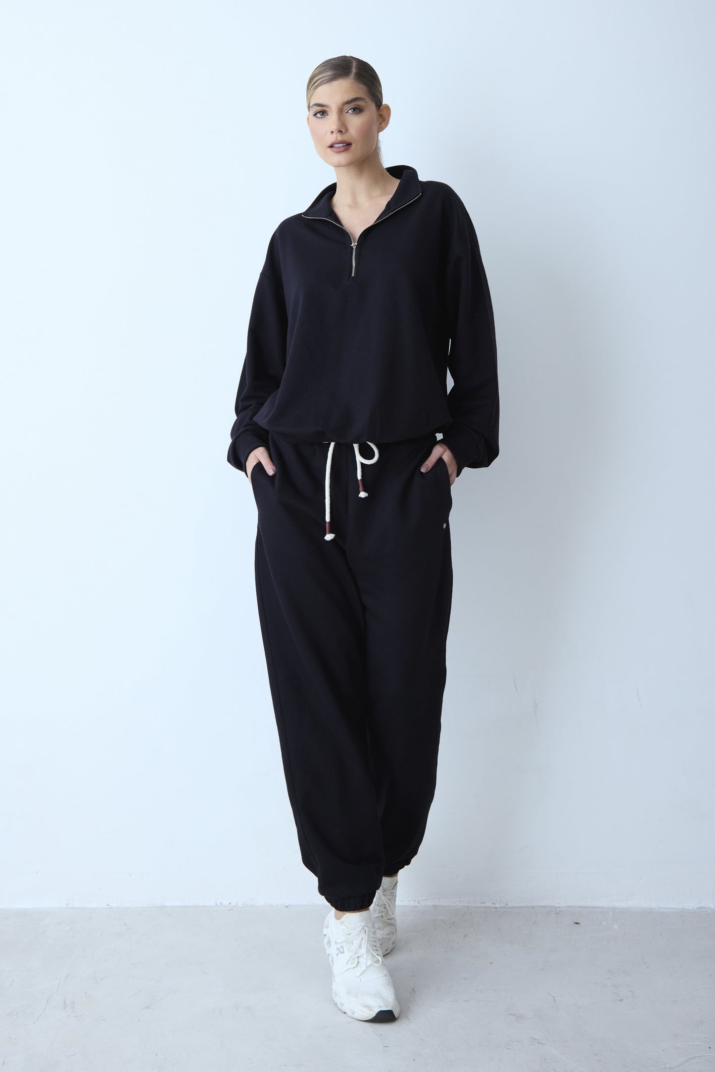 BLUSA MANGA LONGA MOLETOM ZIPER DE METAL FRONTAL E GOLA PRETO