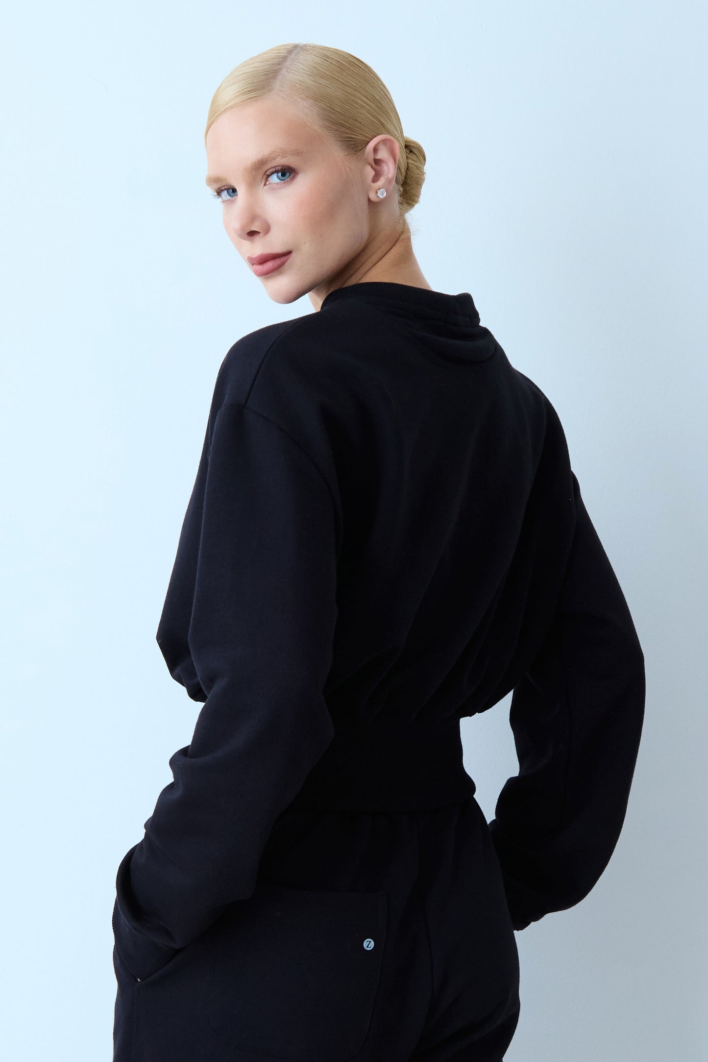 BLUSA MANGA LONGA MOLETOM GOLA CARECA AJUSTADO CINTURA PRETO