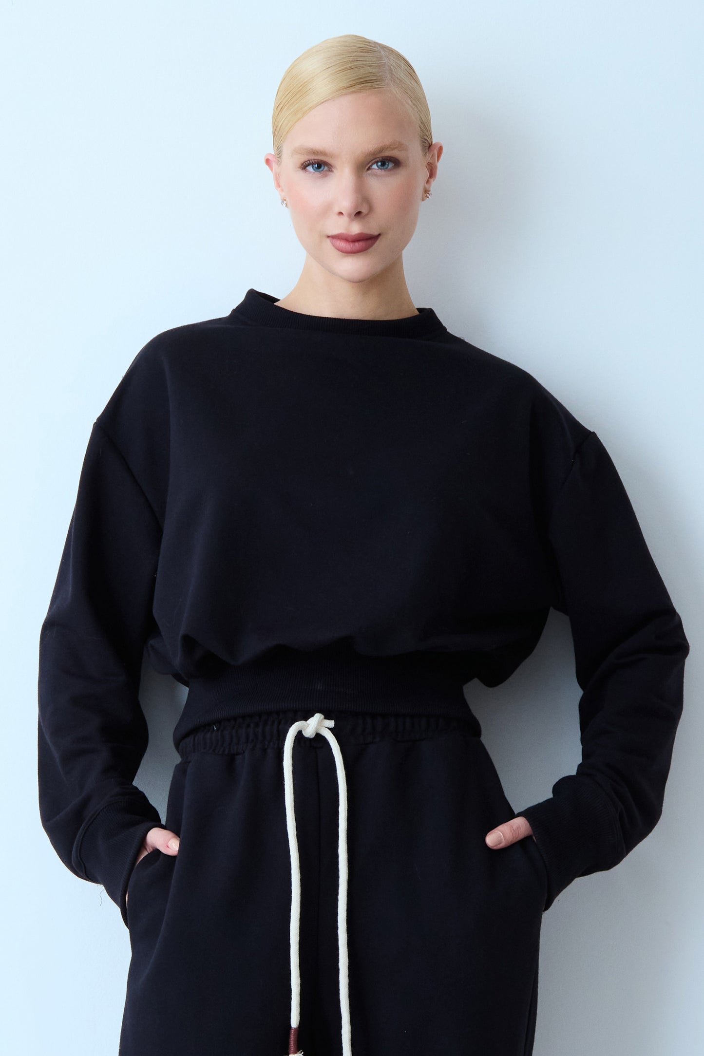 BLUSA MANGA LONGA MOLETOM GOLA CARECA AJUSTADO CINTURA PRETO