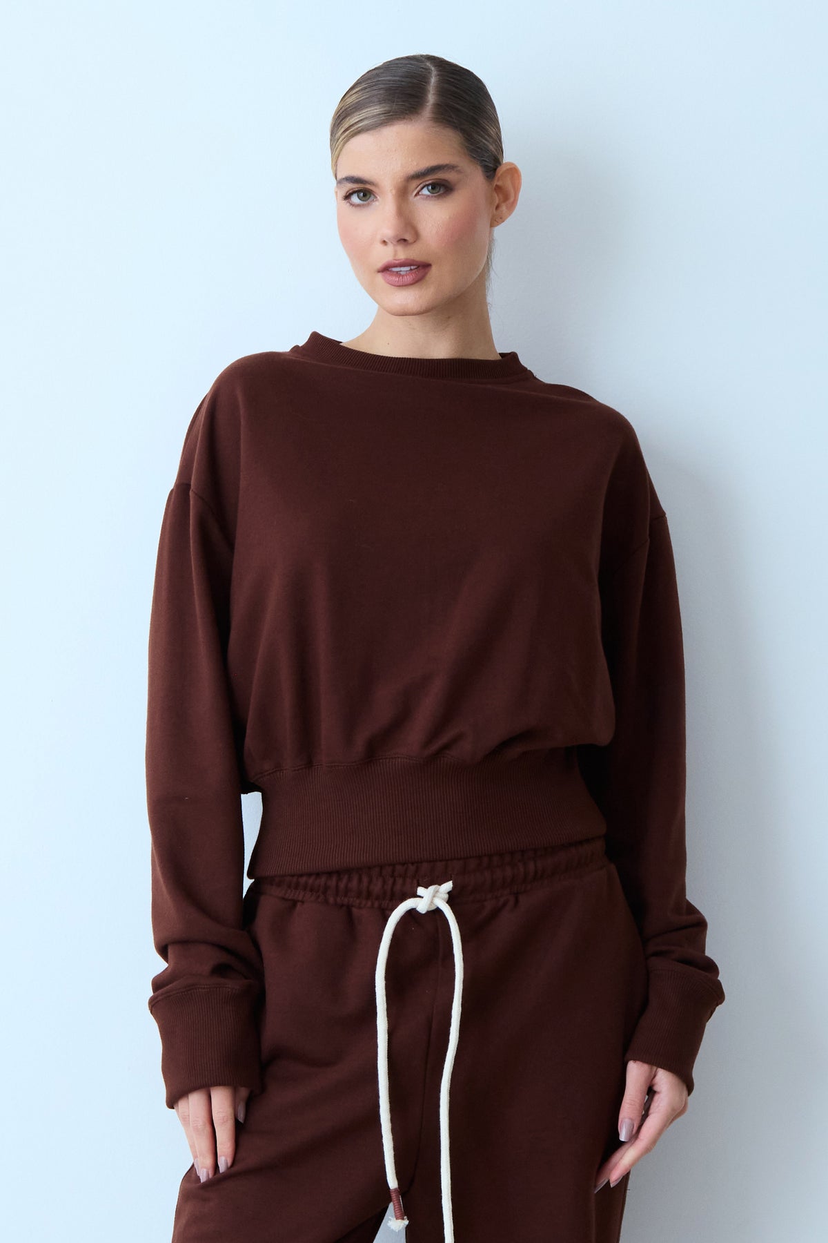 BLUSA MANGA LONGA MOLETOM GOLA CARECA AJUSTADO CINTURA MARROM