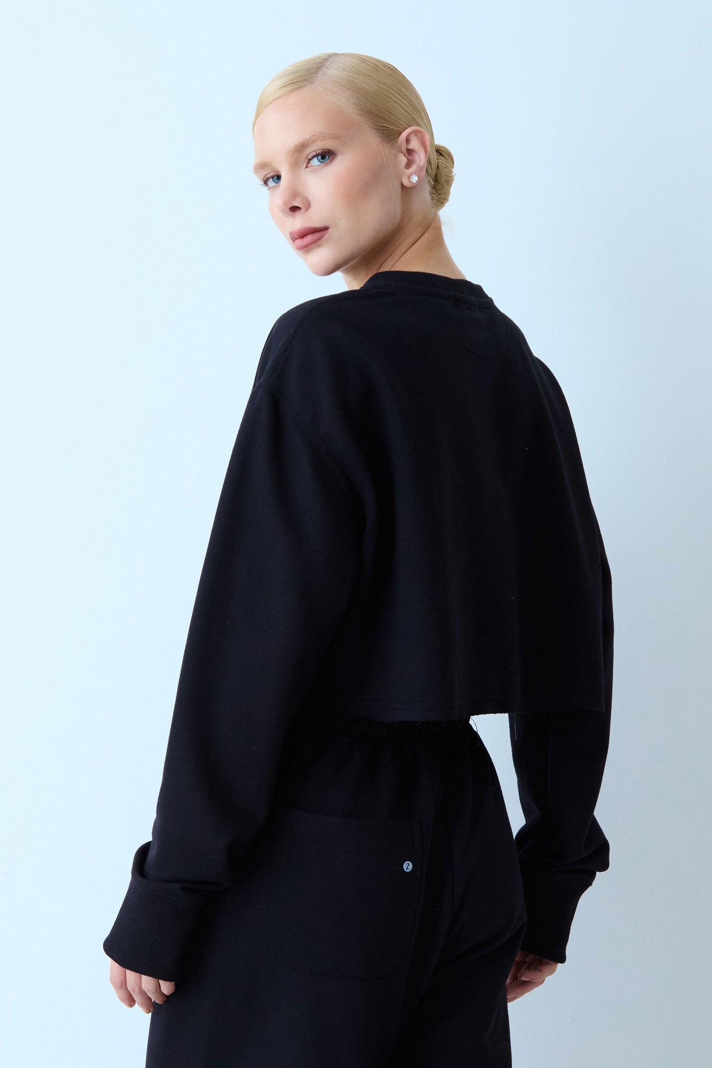 BLUSA MANGA LONGA MOLETOM GOLA CARECA BARRA DESCONSTRUIDA PRETO