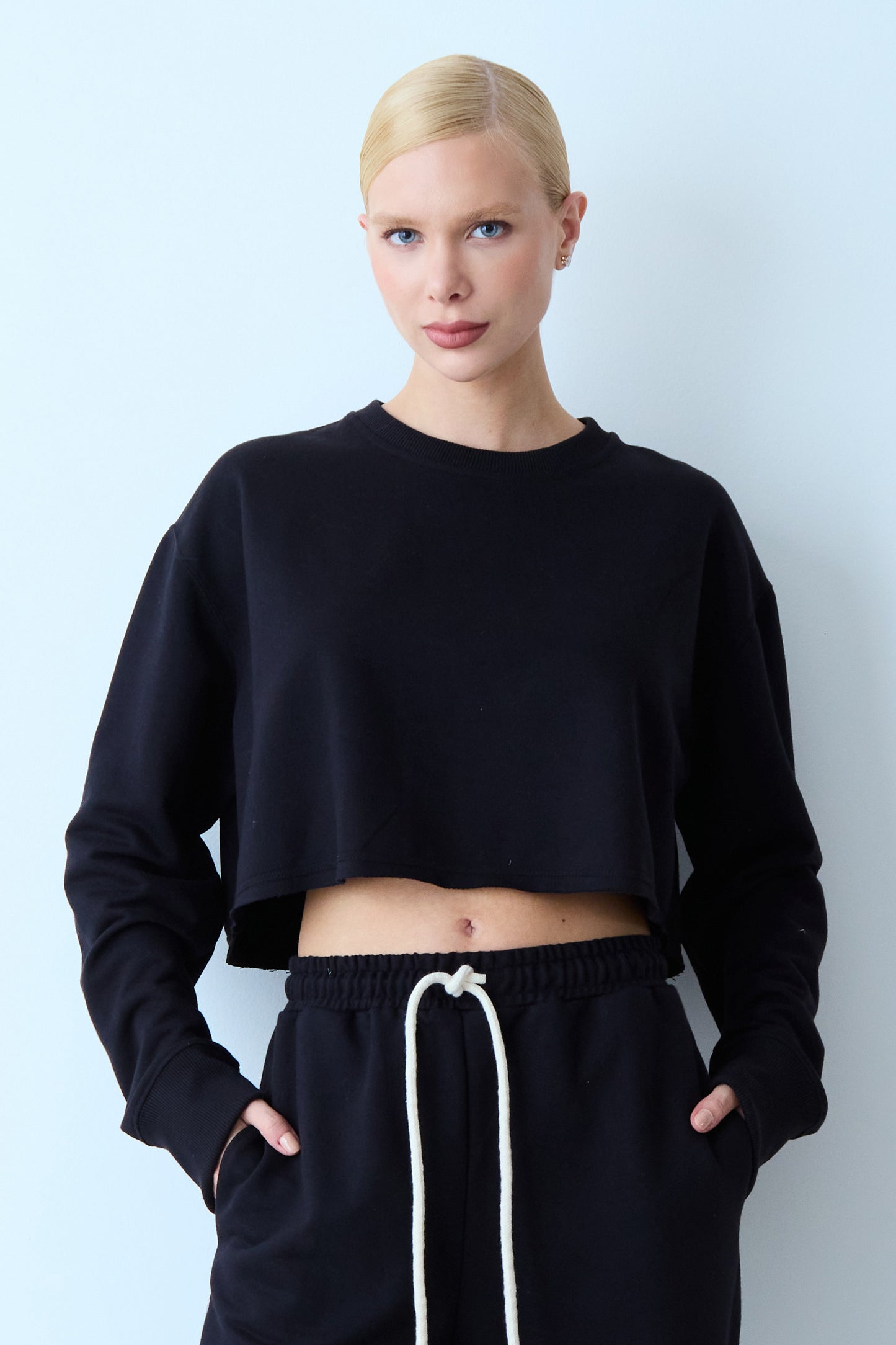 BLUSA MANGA LONGA MOLETOM GOLA CARECA BARRA DESCONSTRUIDA PRETO