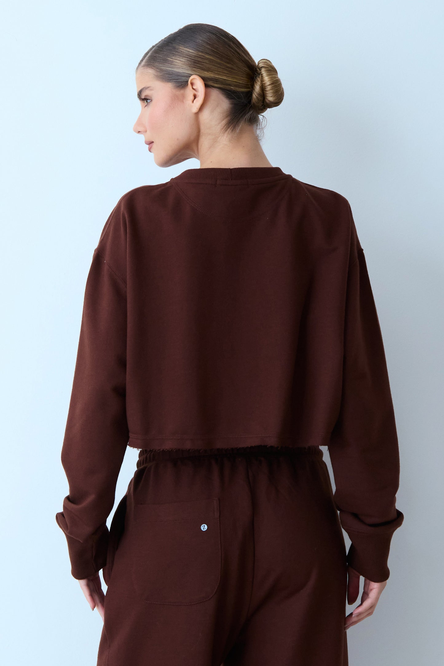 BLUSA MANGA LONGA MOLETOM GOLA CARECA BARRA DESCONSTRUIDA MARROM