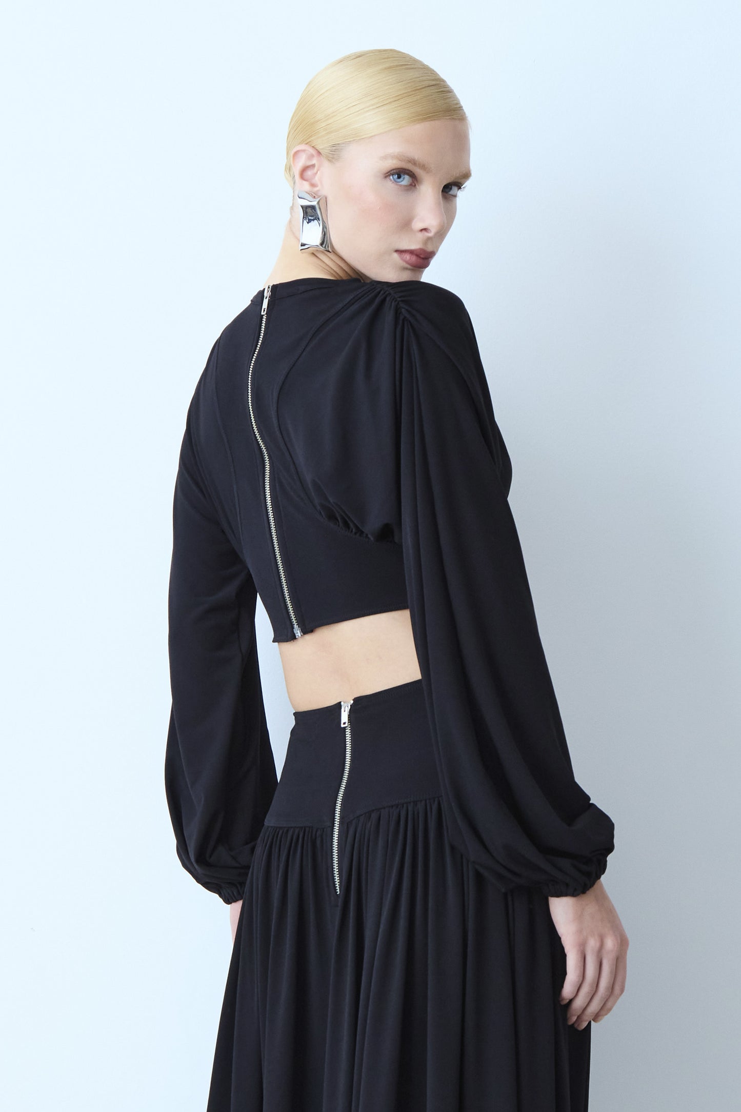 BLUSA MANGA LONGA FLUIDA ACINTURADA ZIPER DE METAL COSTAS PRETO