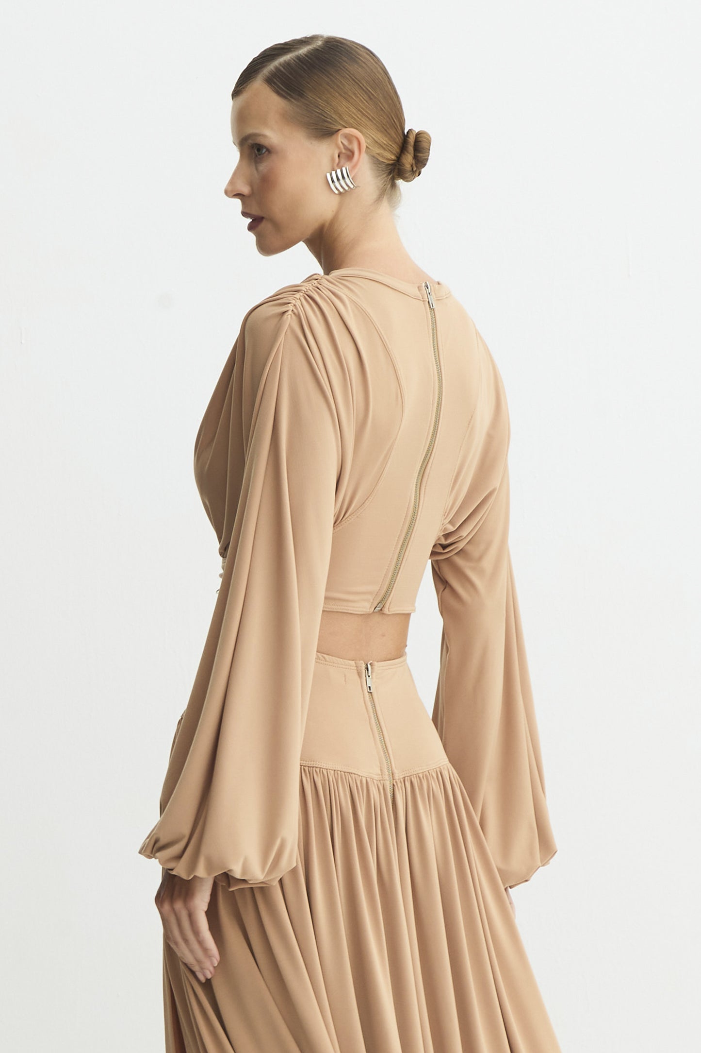 BLUSA MANGA LONGA FLUIDA ACINTURADA ZIPER DE METAL COSTAS BEGE CAMELO