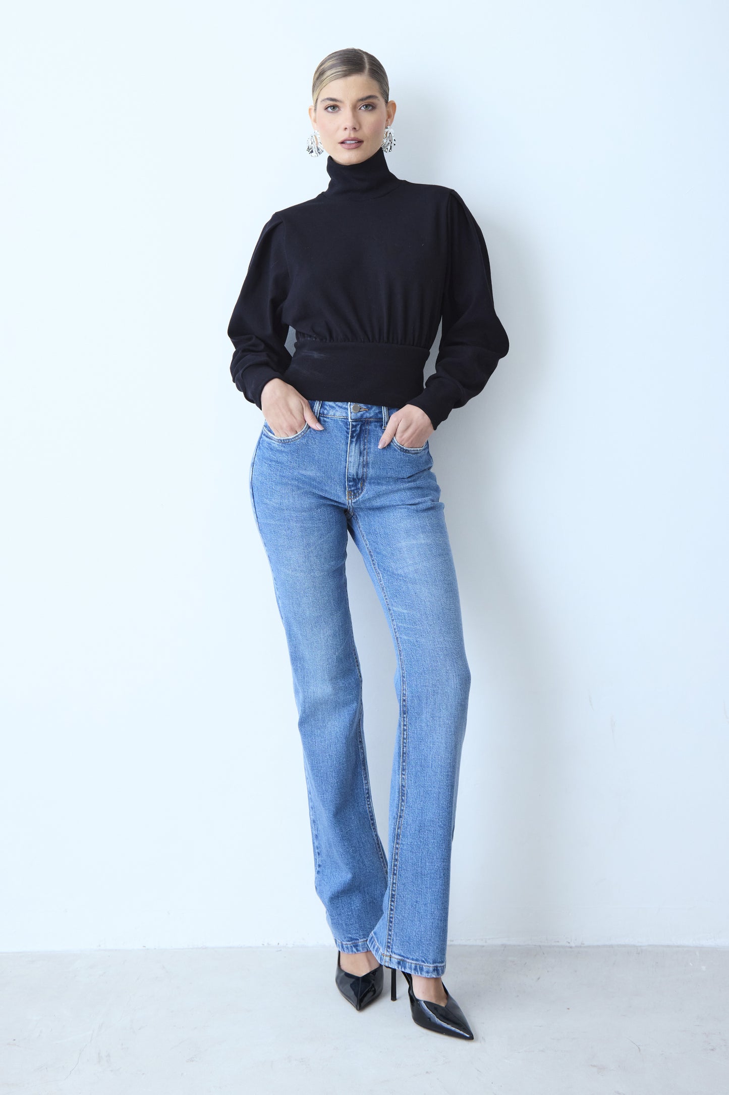 BLUSA MANGA LONGA GOLA ALTA AJUSTADA NA CINTURA PRETO
