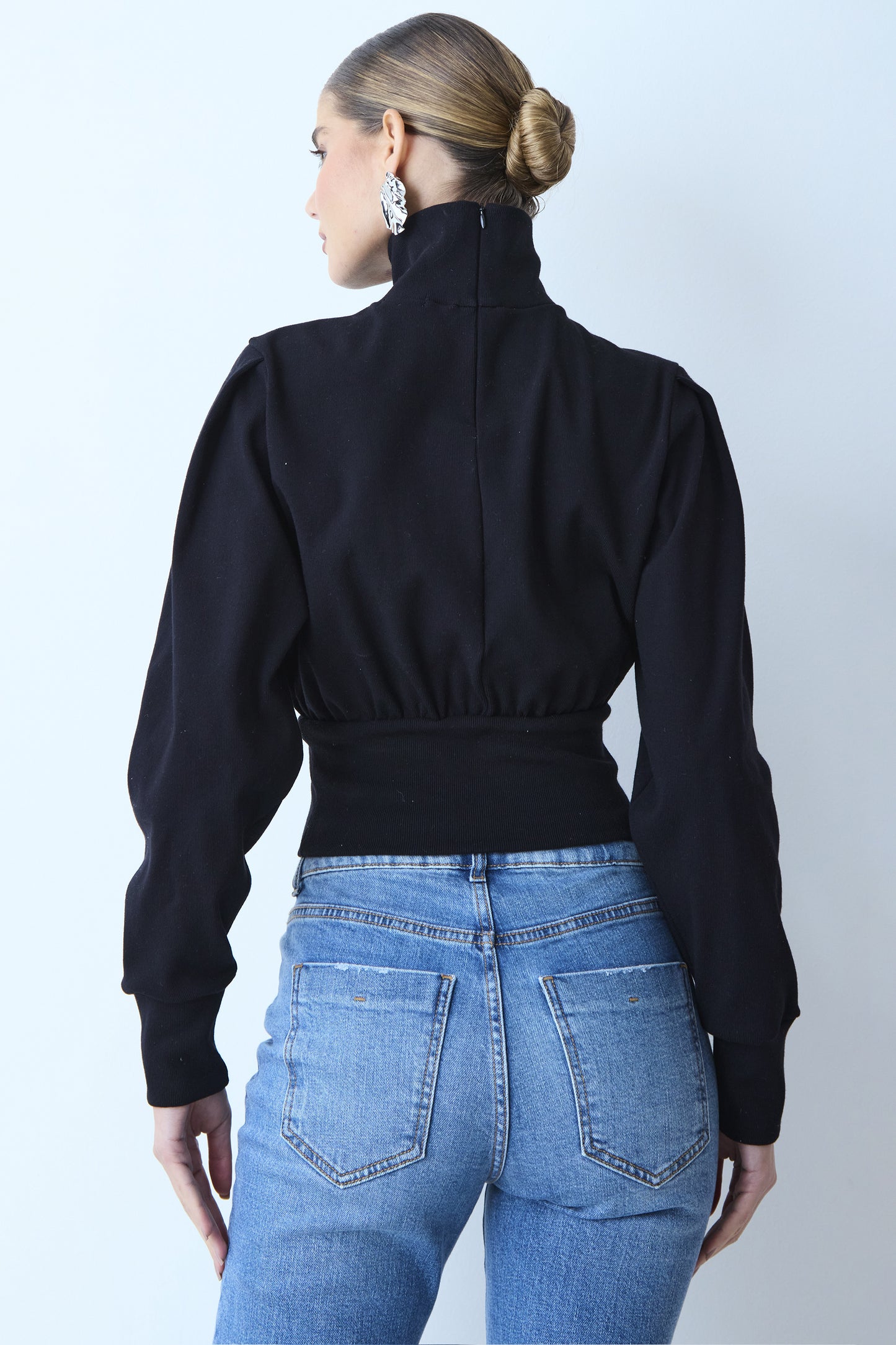BLUSA MANGA LONGA GOLA ALTA AJUSTADA NA CINTURA PRETO