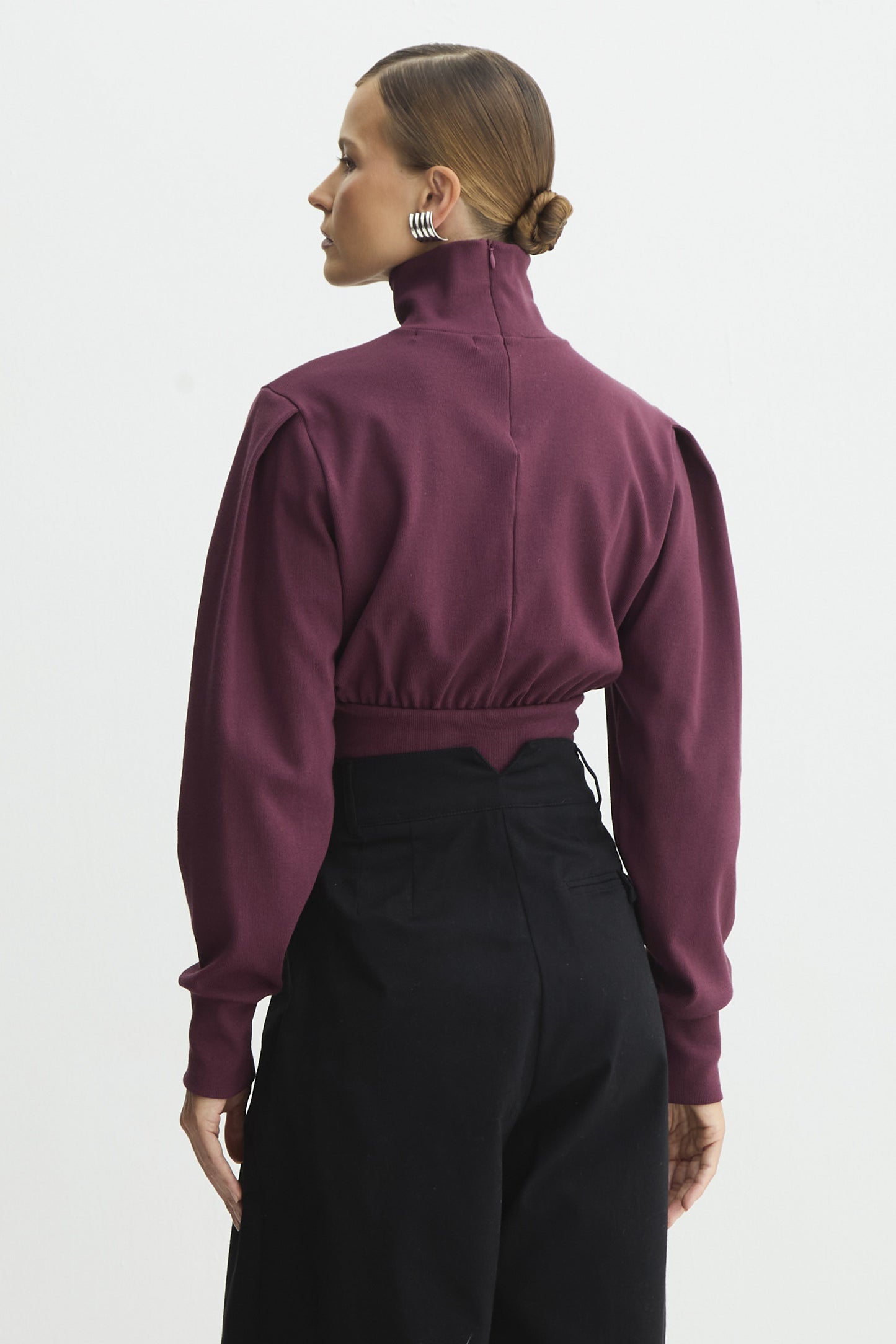BLUSA MANGA LONGA GOLA ALTA AJUSTADA NA CINTURA VINHO