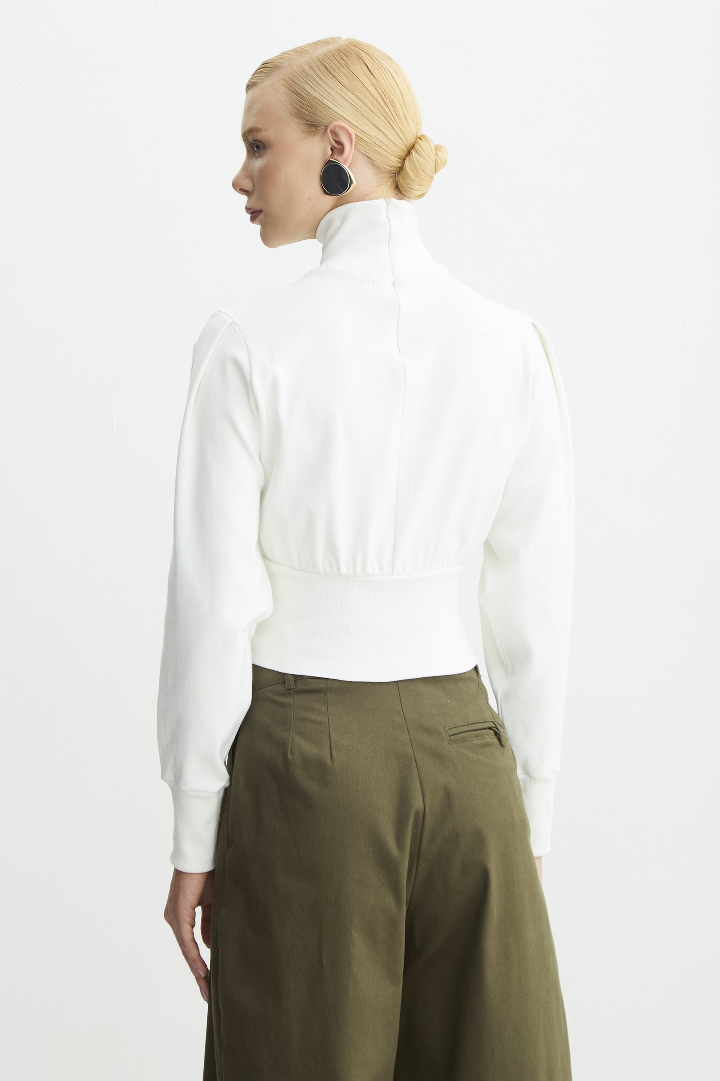 BLUSA MANGA LONGA GOLA ALTA AJUSTADA NA CINTURA OFF WHITE