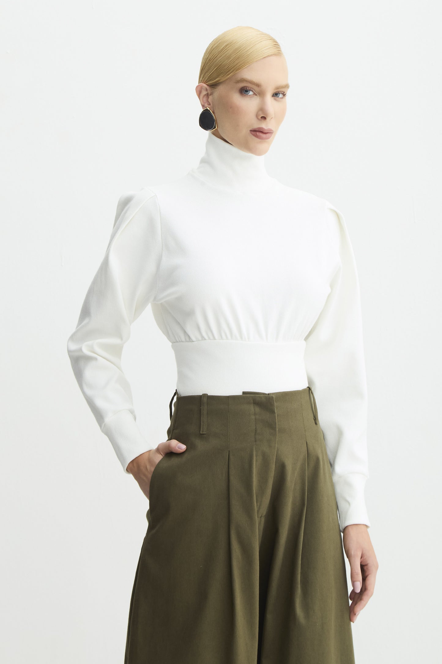 BLUSA MANGA LONGA GOLA ALTA AJUSTADA NA CINTURA OFF WHITE