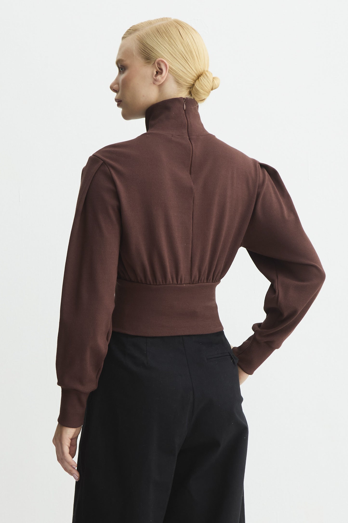 BLUSA MANGA LONGA GOLA ALTA AJUSTADA NA CINTURA MARROM