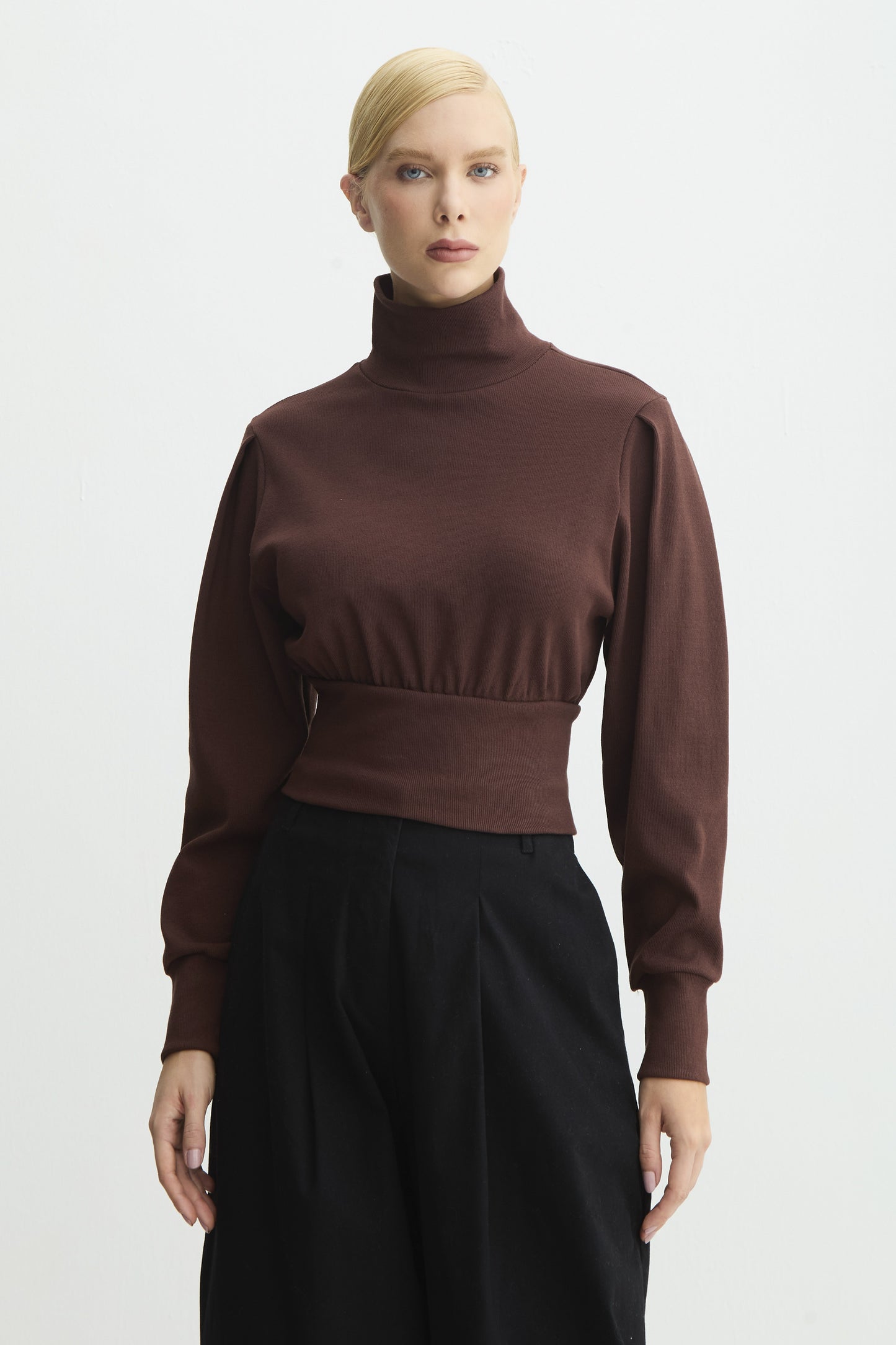 BLUSA MANGA LONGA GOLA ALTA AJUSTADA NA CINTURA MARROM