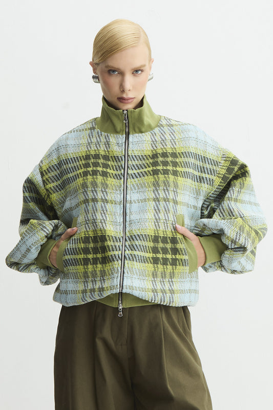 CASACO CURTO MANGAS E CORPO AMPLO XADREZ ZIPER METAL VERDE