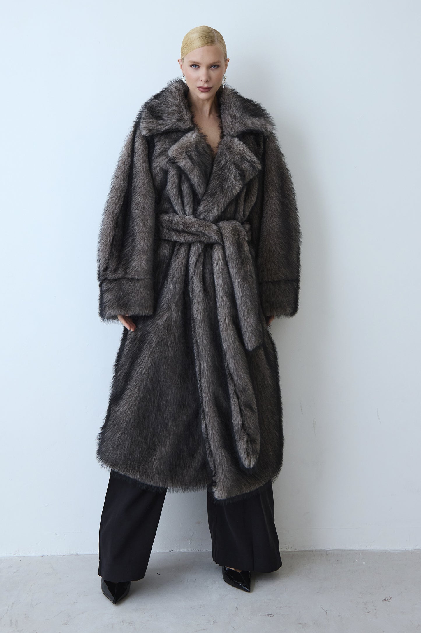 CASACO LONGO COM MAXI GOLA E FAIXA PARA AMARRACAO CINZA