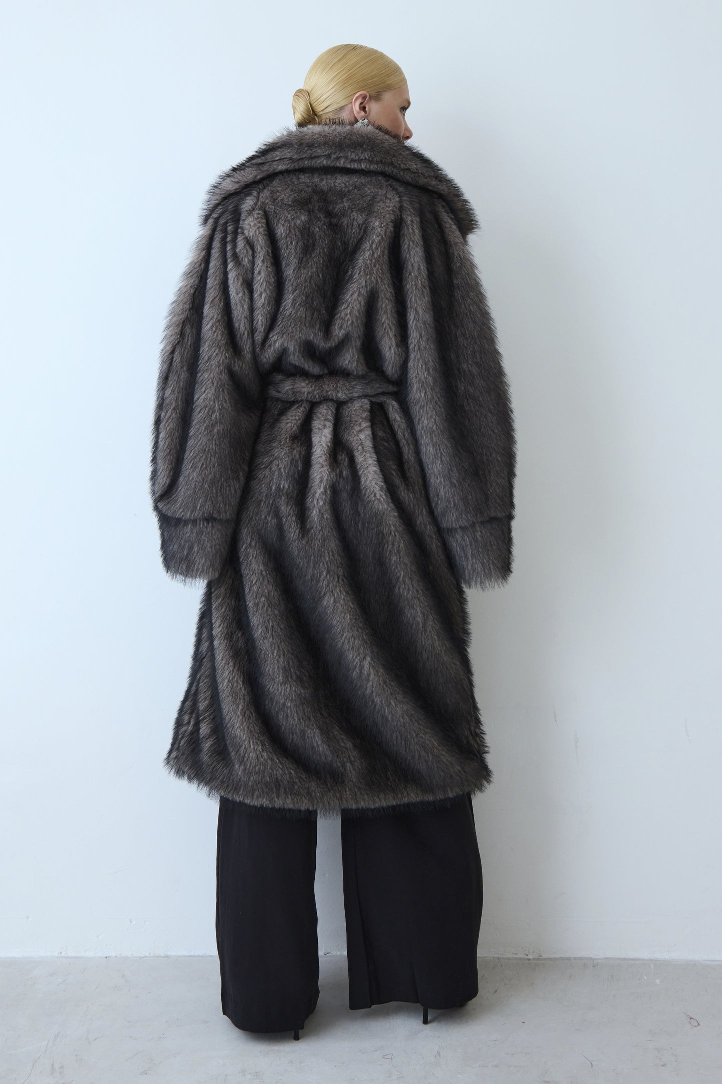 CASACO LONGO COM MAXI GOLA E FAIXA PARA AMARRACAO CINZA