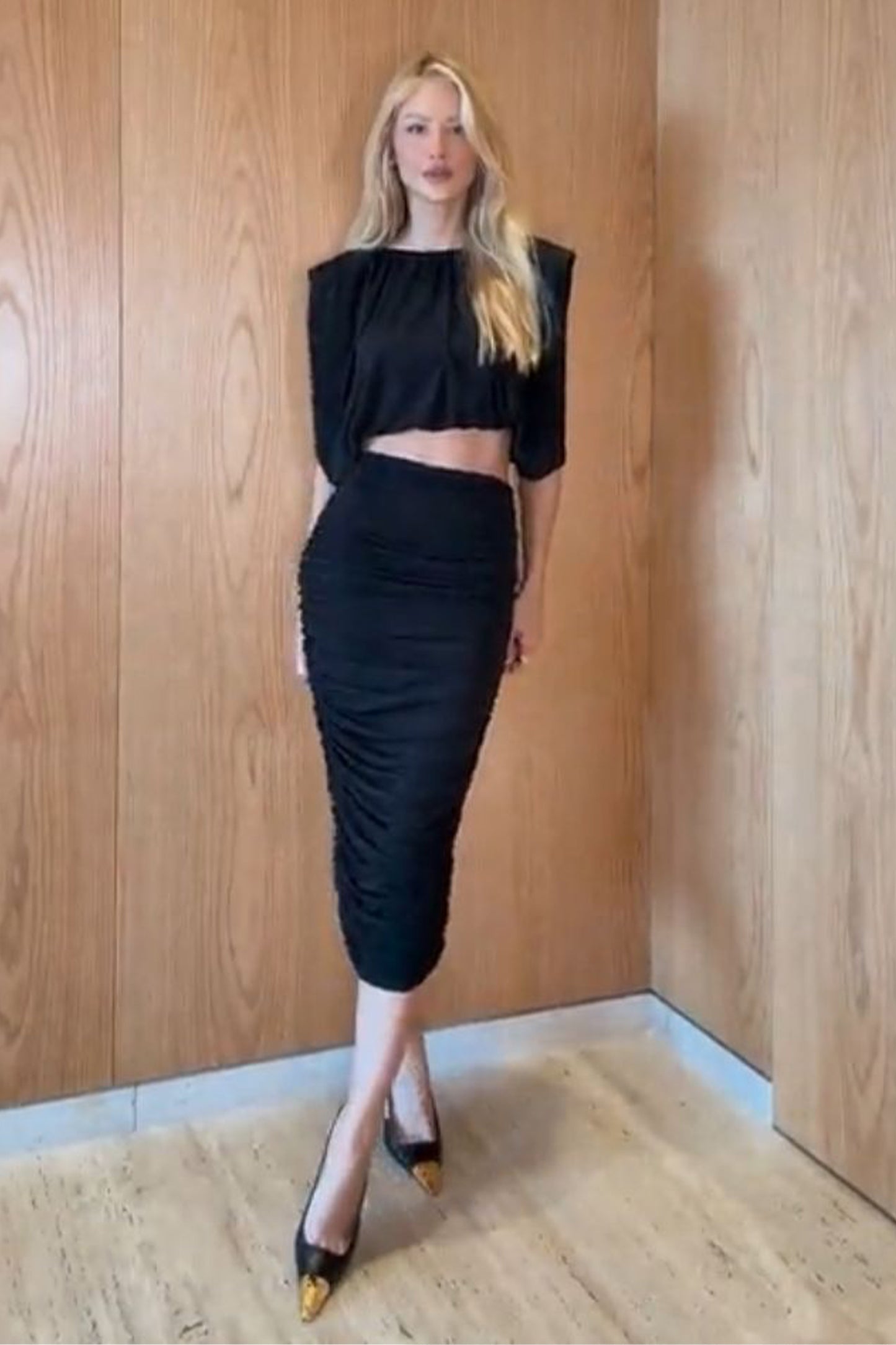 BLUSA SEM MANGA FLUIDA COM FRANZIDOS ABERTURA LATERAL PRETO