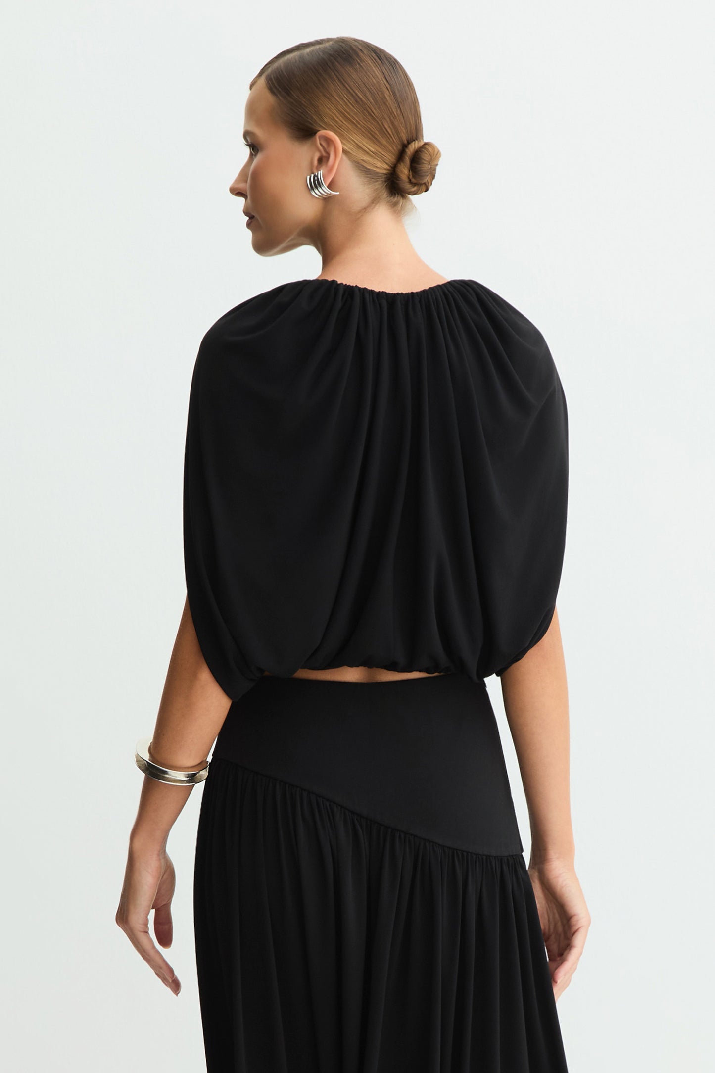 BLUSA SEM MANGA FLUIDA COM FRANZIDOS ABERTURA MEIO BUSTO PRETO