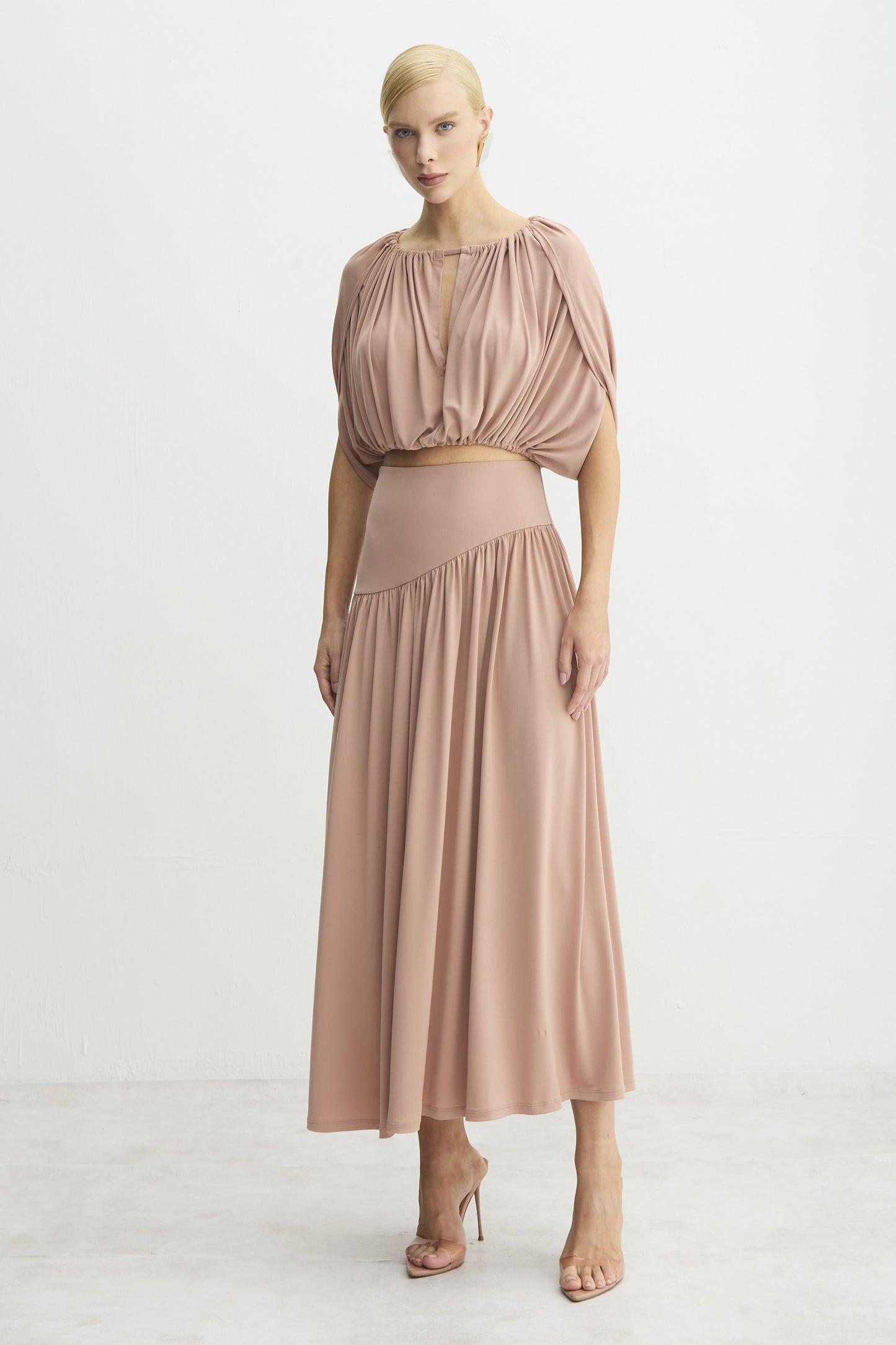 BLUSA SEM MANGA FLUIDA COM FRANZIDOS ABERTURA MEIO BUSTO MOCHA MOUSSE