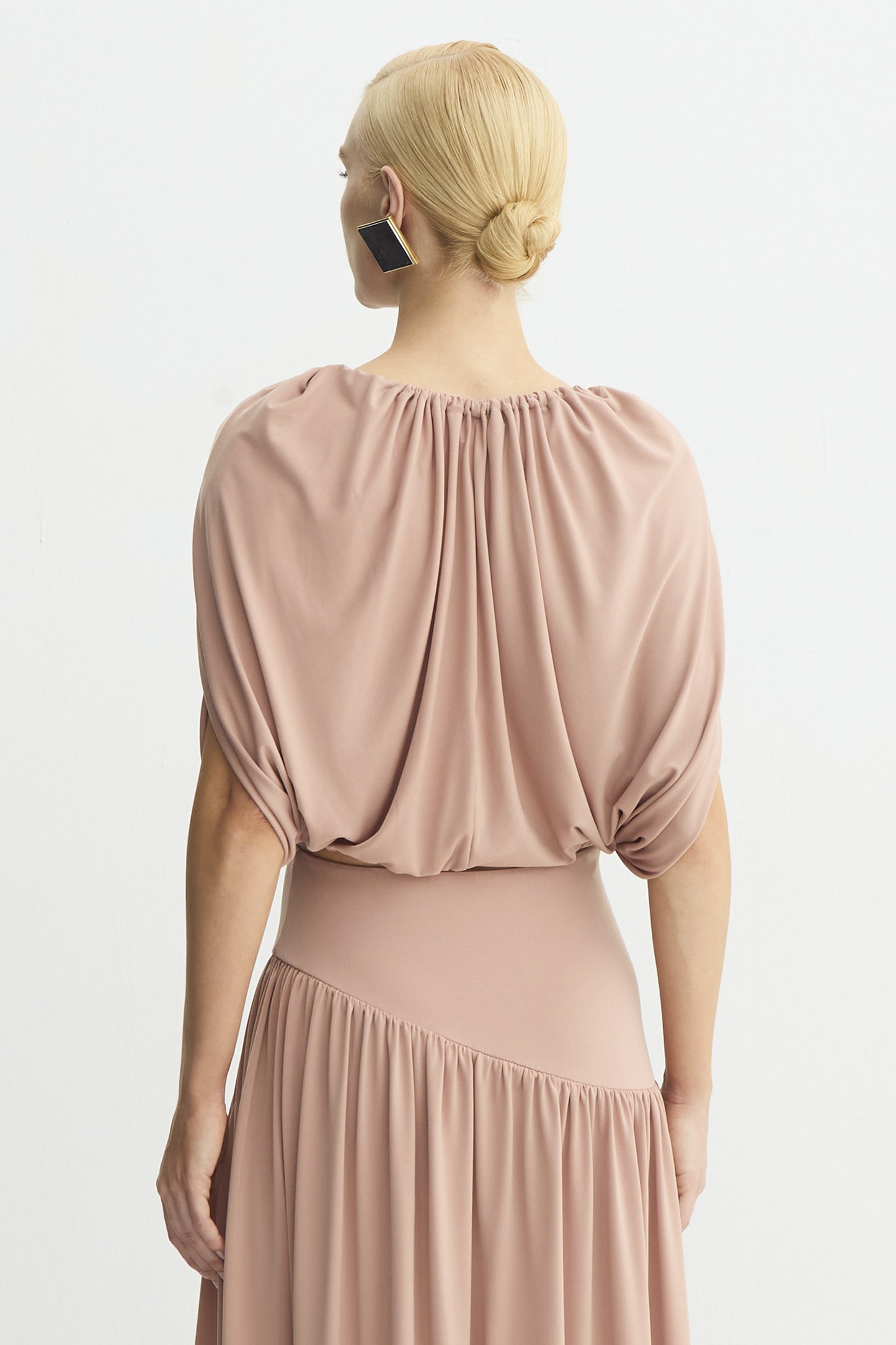 BLUSA SEM MANGA FLUIDA COM FRANZIDOS ABERTURA MEIO BUSTO MOCHA MOUSSE