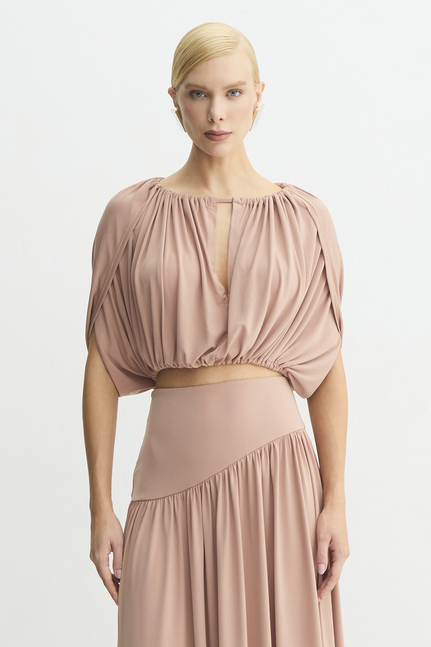 BLUSA SEM MANGA FLUIDA COM FRANZIDOS ABERTURA MEIO BUSTO MOCHA MOUSSE