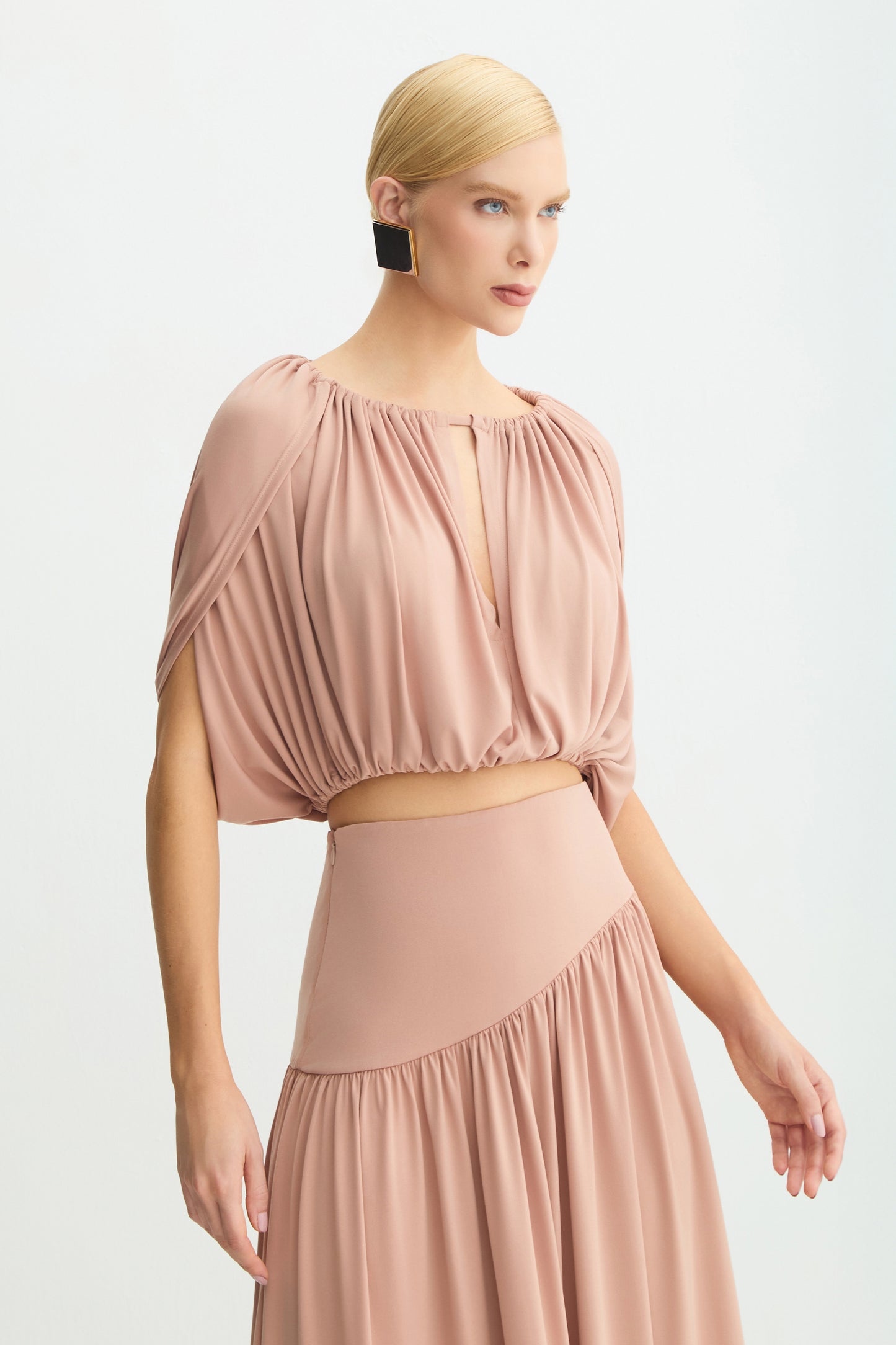BLUSA SEM MANGA FLUIDA COM FRANZIDOS ABERTURA MEIO BUSTO MOCHA MOUSSE