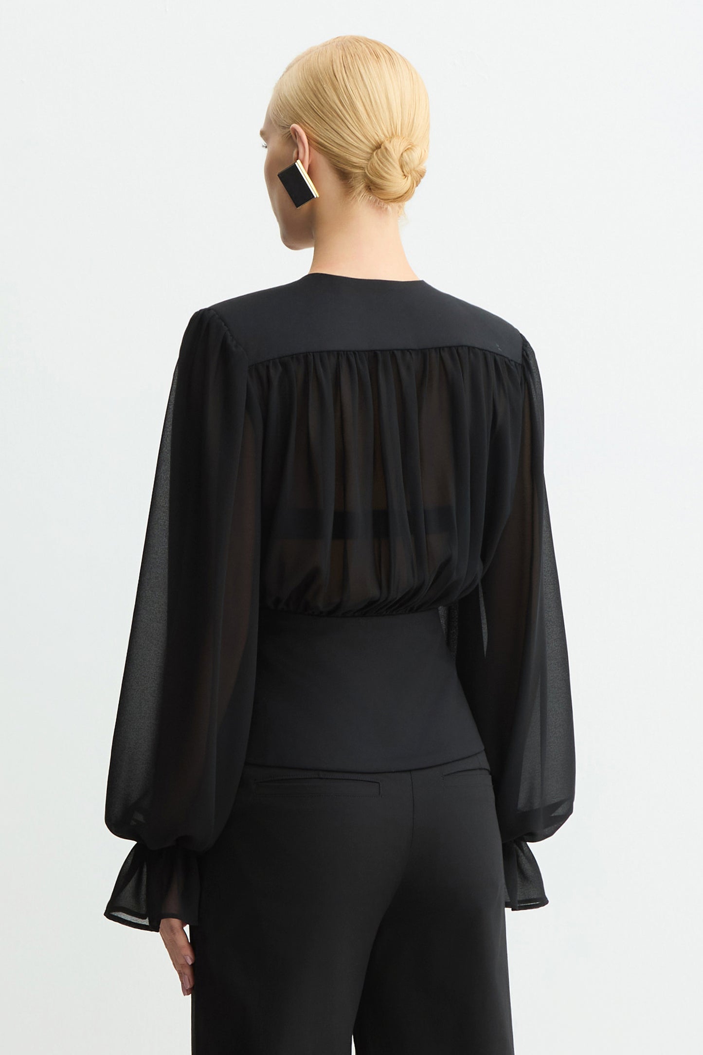 BLUSA MANGA LONGA COM TRANSPARENCIA E ACINTURADA PRETO