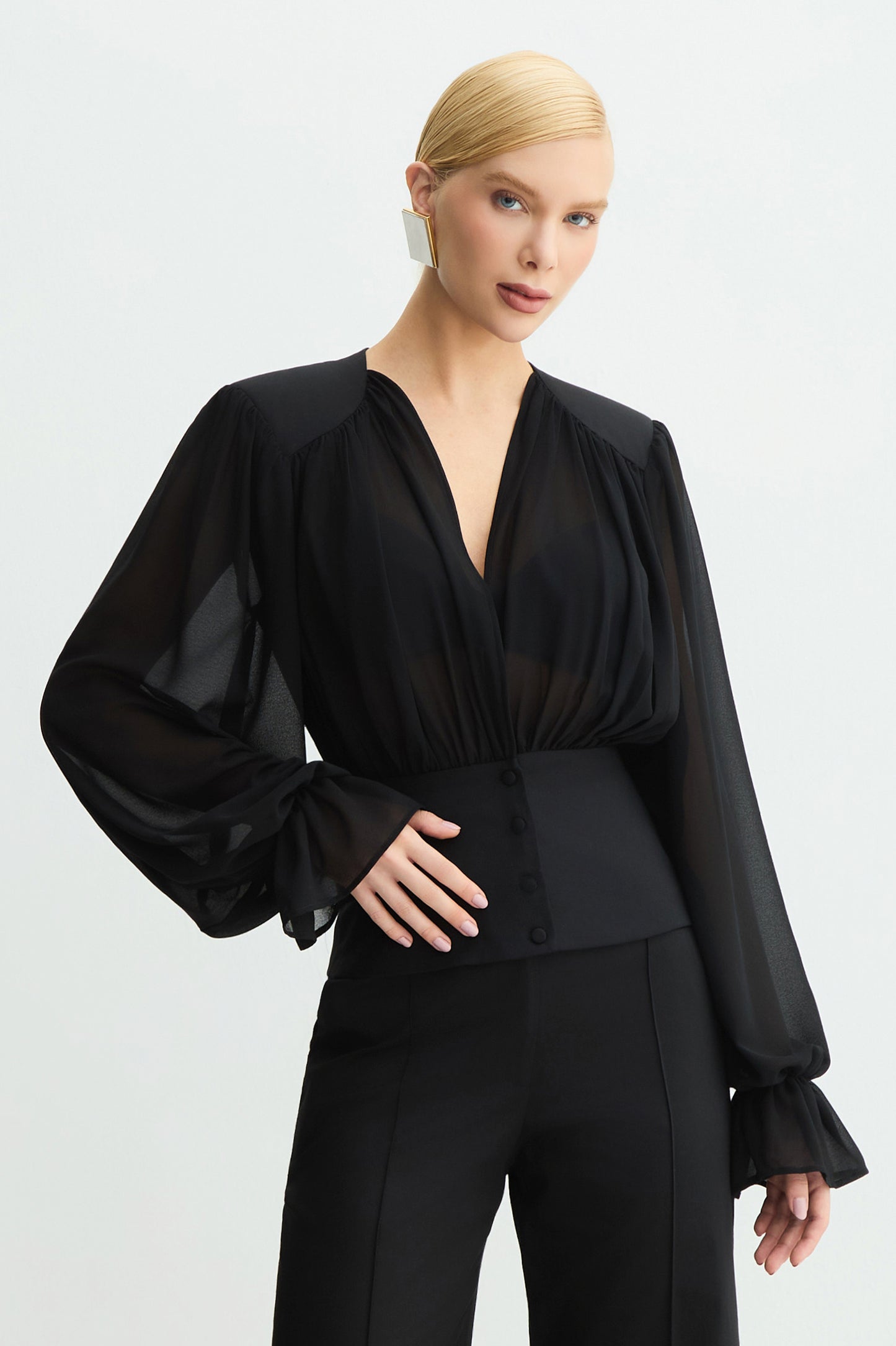 BLUSA MANGA LONGA COM TRANSPARENCIA E ACINTURADA PRETO