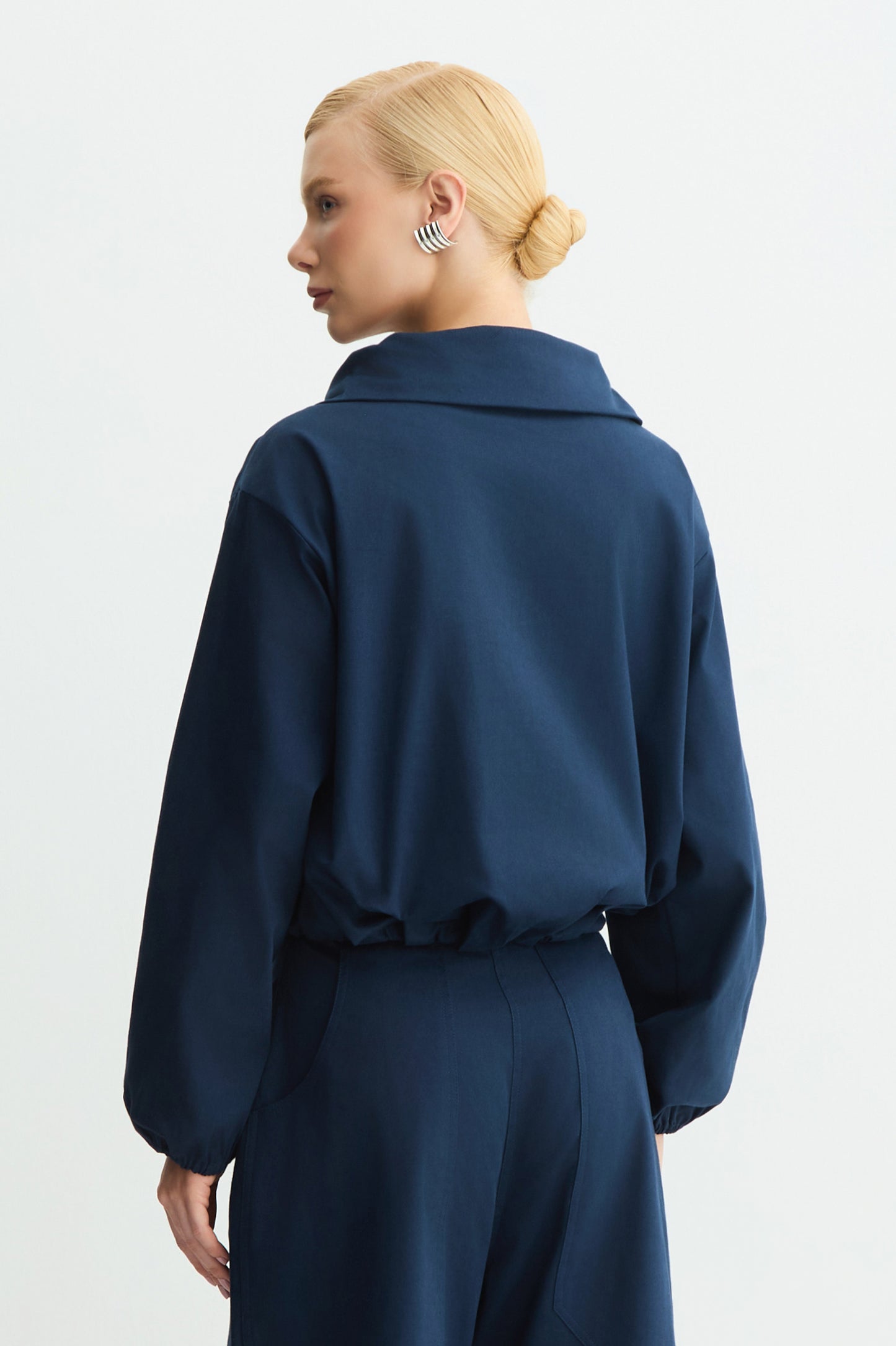 BLUSA MANGA LONGA ESTRUTURADA COM ZIPERES DE METAL E GOLA AZUL MARINHO