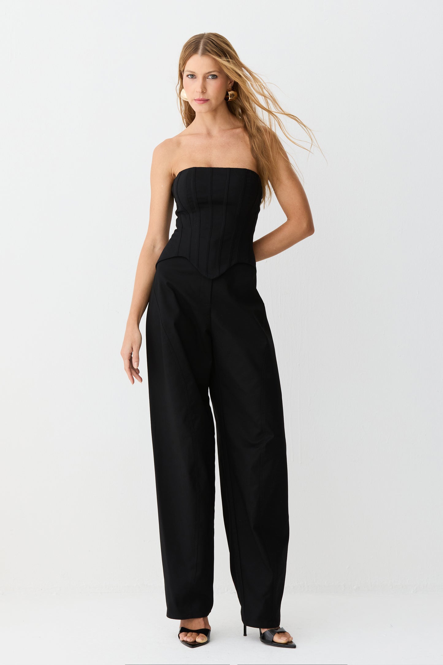 CROPPED TOMARA QUE CAIA COM RECORTE NA  BARRA E BARBATANAS PRETO