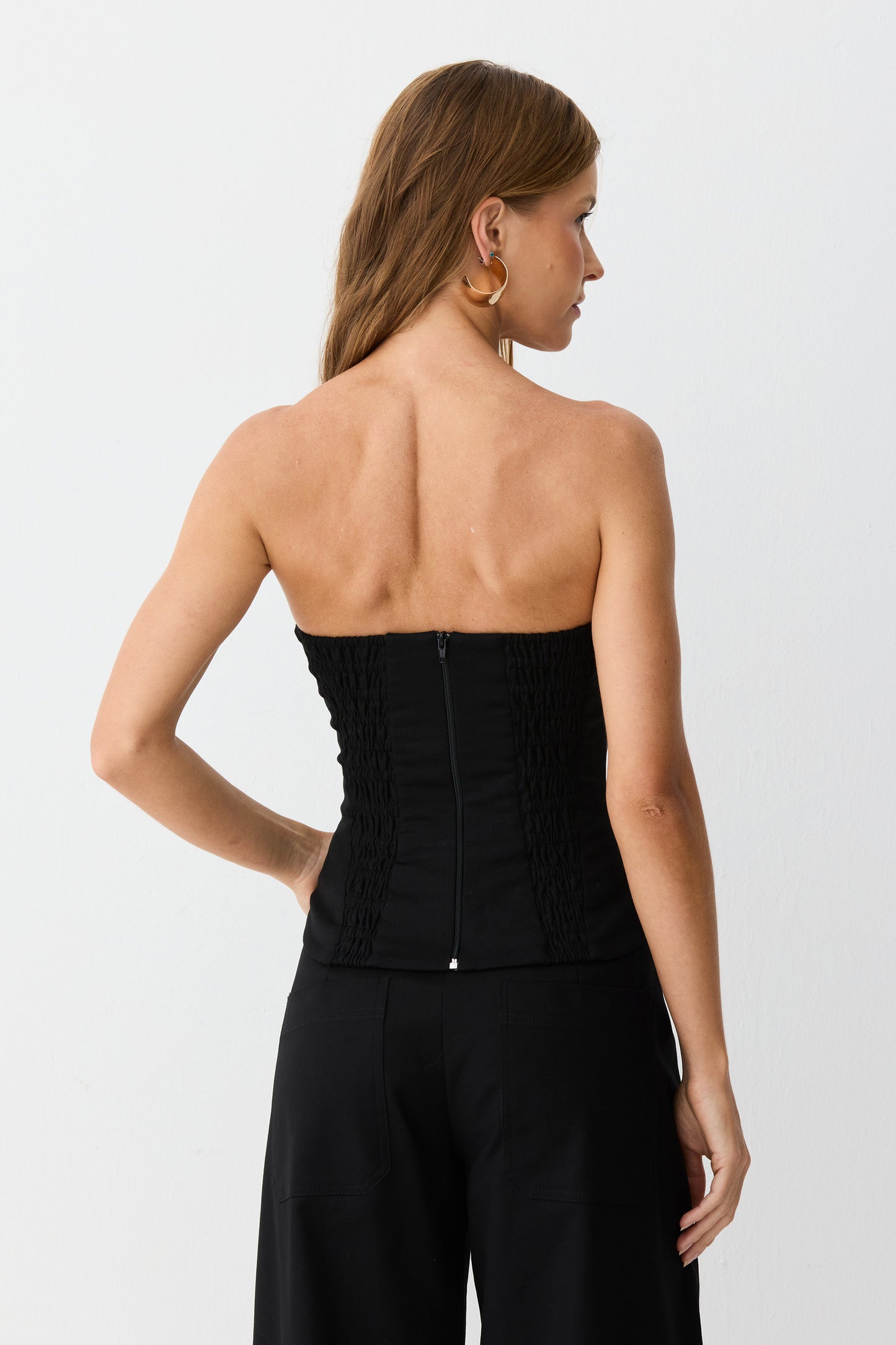 CROPPED TOMARA QUE CAIA COM RECORTE NA  BARRA E BARBATANAS PRETO