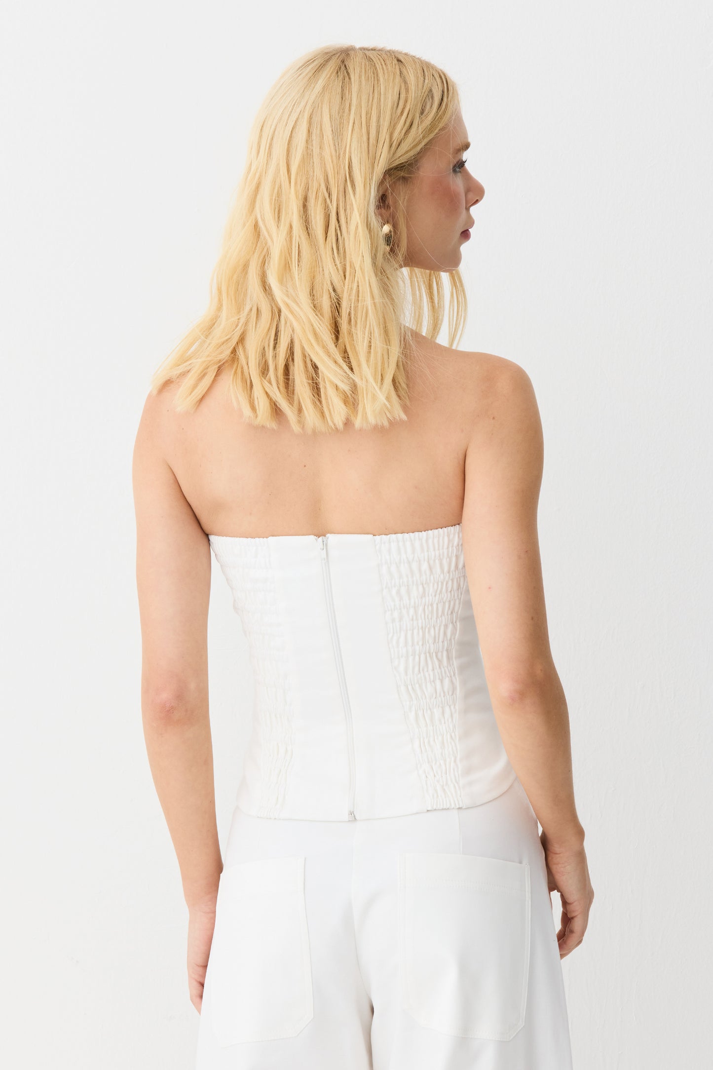 CROPPED TOMARA QUE CAIA COM RECORTE NA  BARRA E BARBATANAS OFF WHITE